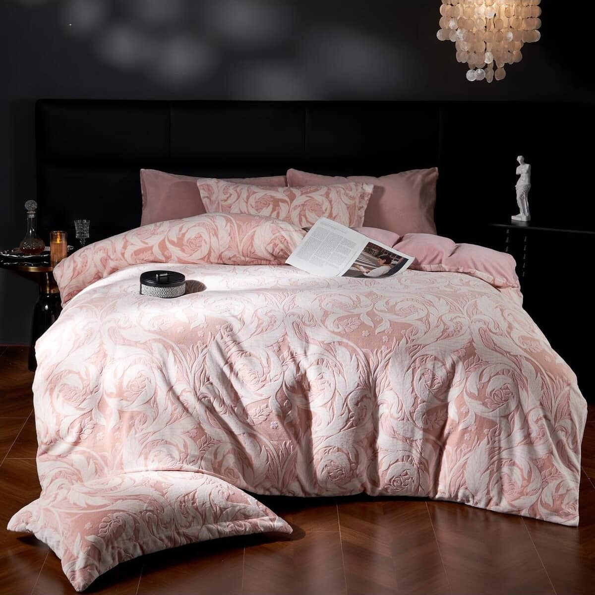 Lenjerie pat dublu, Cocolino, cu model floral 3D în relief, cearceaf plat, 4 piese, Casa New Concept, model roz pudrat cu trandafiri – imagine produs 2