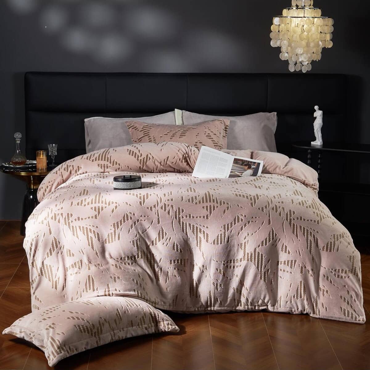 Lenjerie pat dublu, Cocolino, cu model floral 3D în relief, cearceaf plat, 4 piese, Casa New Concept, model bej rozaliu cu frunze geometrice – imagine produs 2