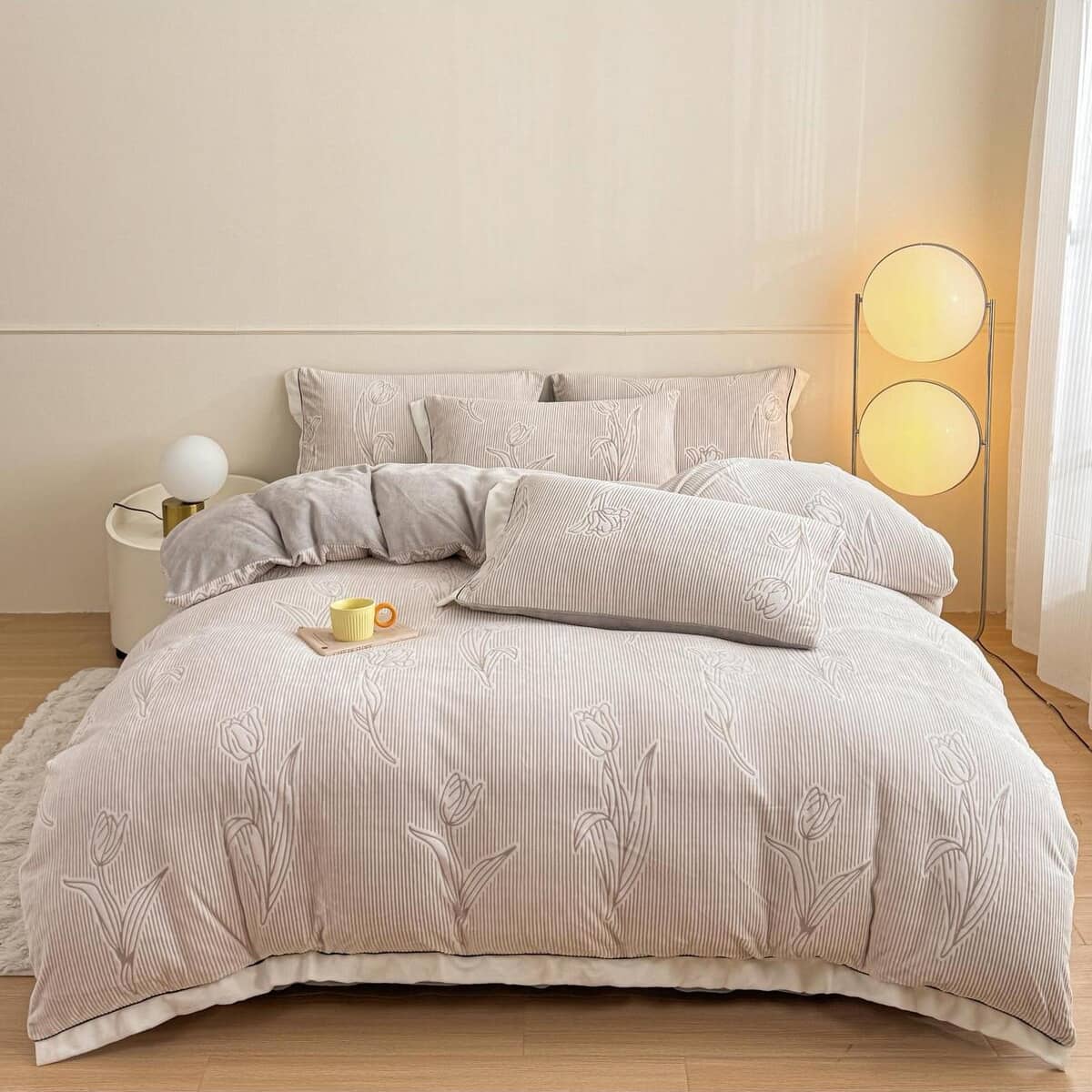 Lenjerie pat dublu, Cocolino, cu model floral 3D în relief, cearceaf plat, 4 piese, Casa New Concept, model crem cu lalele si dungi fine – imagine produs 2