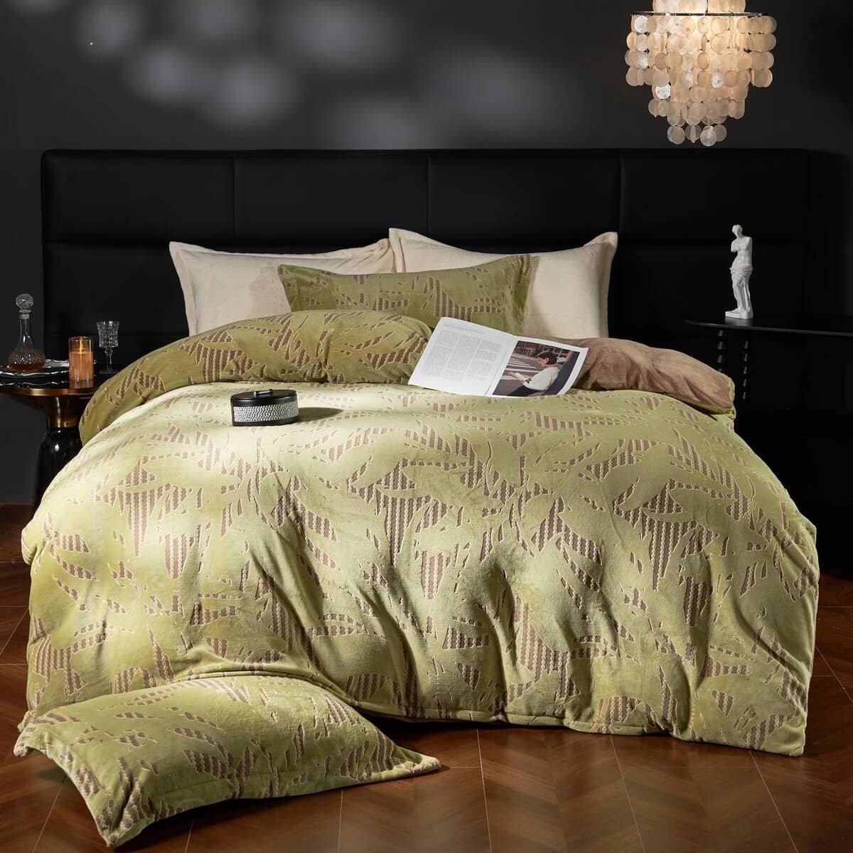 Lenjerie pat dublu, Cocolino, cu model floral 3D în relief, cearceaf plat, 4 piese, Casa New Concept, model verde oliv cu frunze geometrice – imagine produs 2