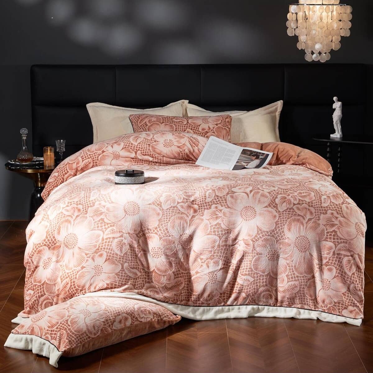 Lenjerie pat dublu, Cocolino, cu model floral 3D în relief, cearceaf plat, 4 piese, Casa New Concept, model caramiziu cu flori mari – imagine produs 2