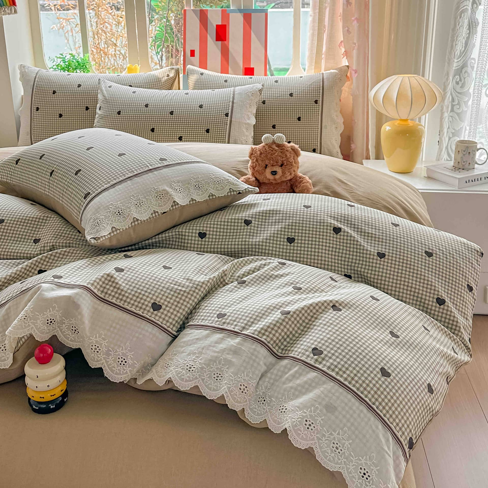 Lenjerie pat dublu, 100% bumbac, elastic, 4 piese, model bej cu carouri si inimi |Jojo Home – imagine produs 2