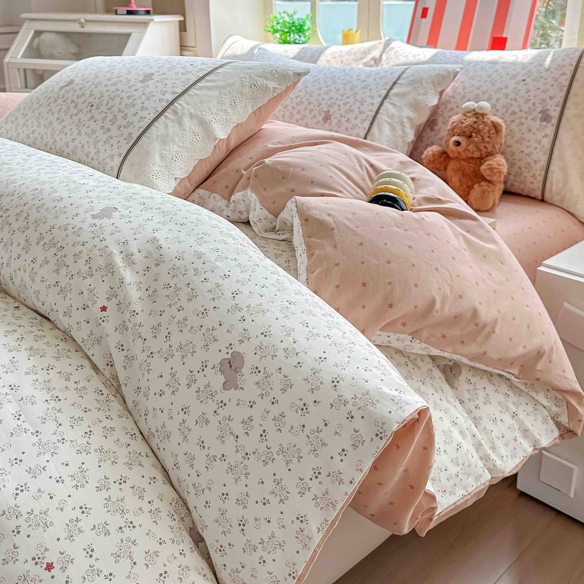 Lenjerie pat dublu, 100% bumbac, elastic, 4 piese, model alb cu flori roz pal |Jojo Home – imagine produs 2