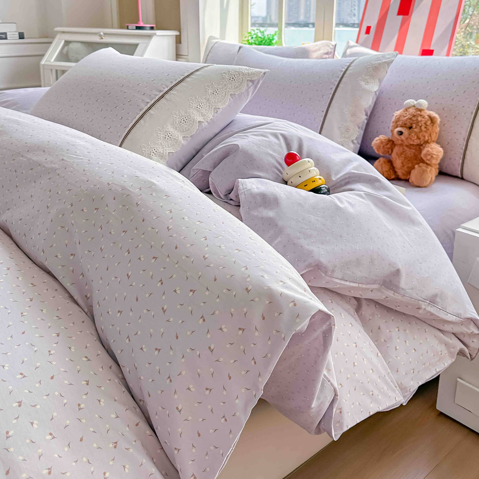 Lenjerie pat dublu, 100% bumbac, elastic, 4 piese, model lila cu boboci |Jojo Home – imagine produs 2