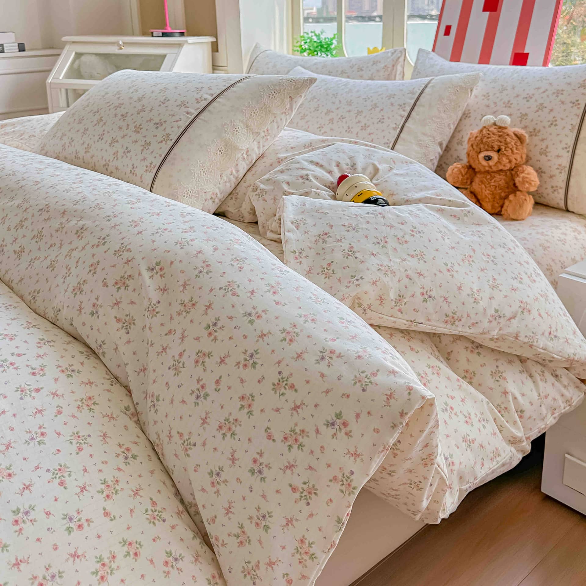 Lenjerie pat dublu, 100% bumbac, elastic, 4 piese, model alb cu flori multicolore |Jojo Home – imagine produs 2
