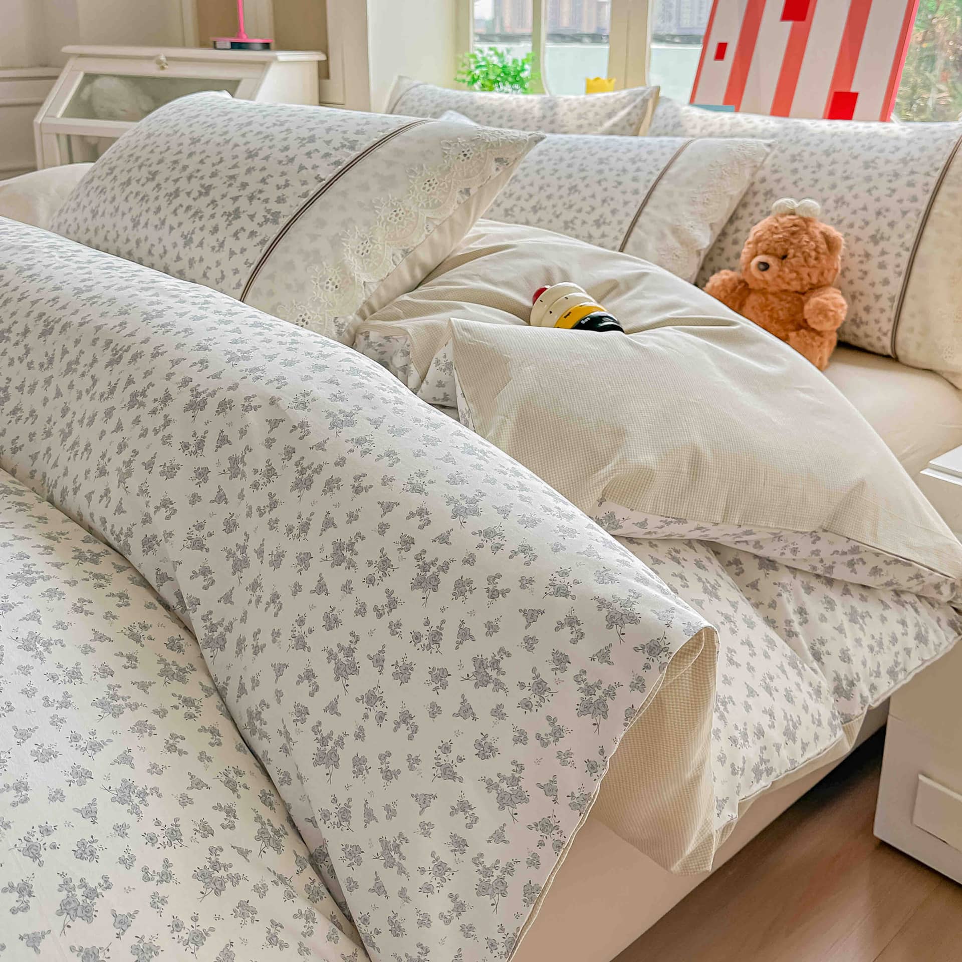 Lenjerie pat dublu, 100% bumbac, elastic, 4 piese, model alb cu ramurele gri |Jojo Home – imagine produs 2