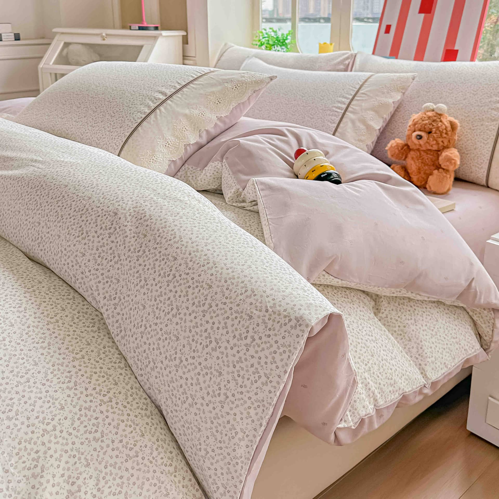 Lenjerie pat dublu, 100% bumbac, elastic, 4 piese, model alb cu picatele roz |Jojo Home – imagine produs 2
