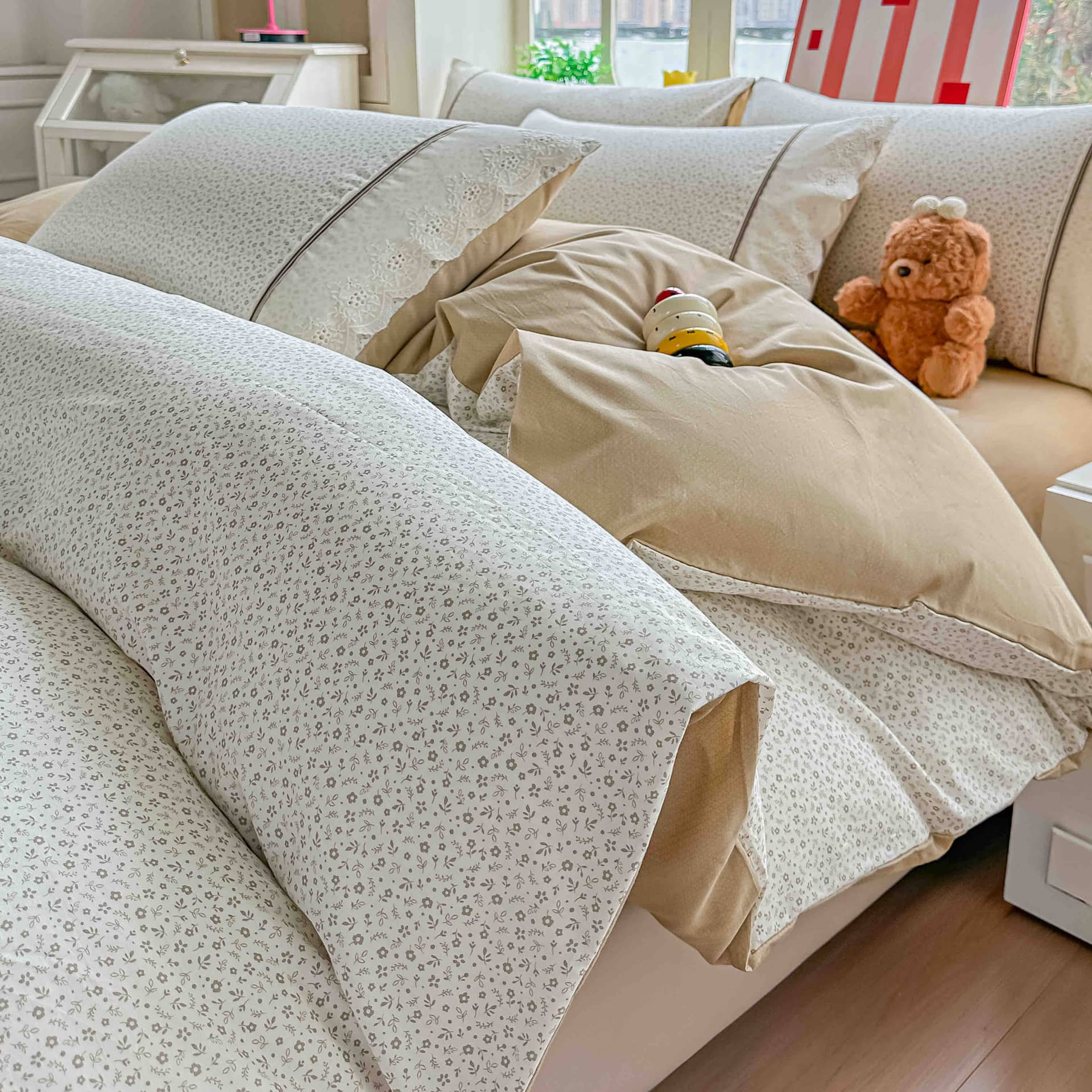 Lenjerie pat dublu, 100% bumbac, elastic, 4 piese, model alb cu picatele multicolore |Jojo Home – imagine produs 2