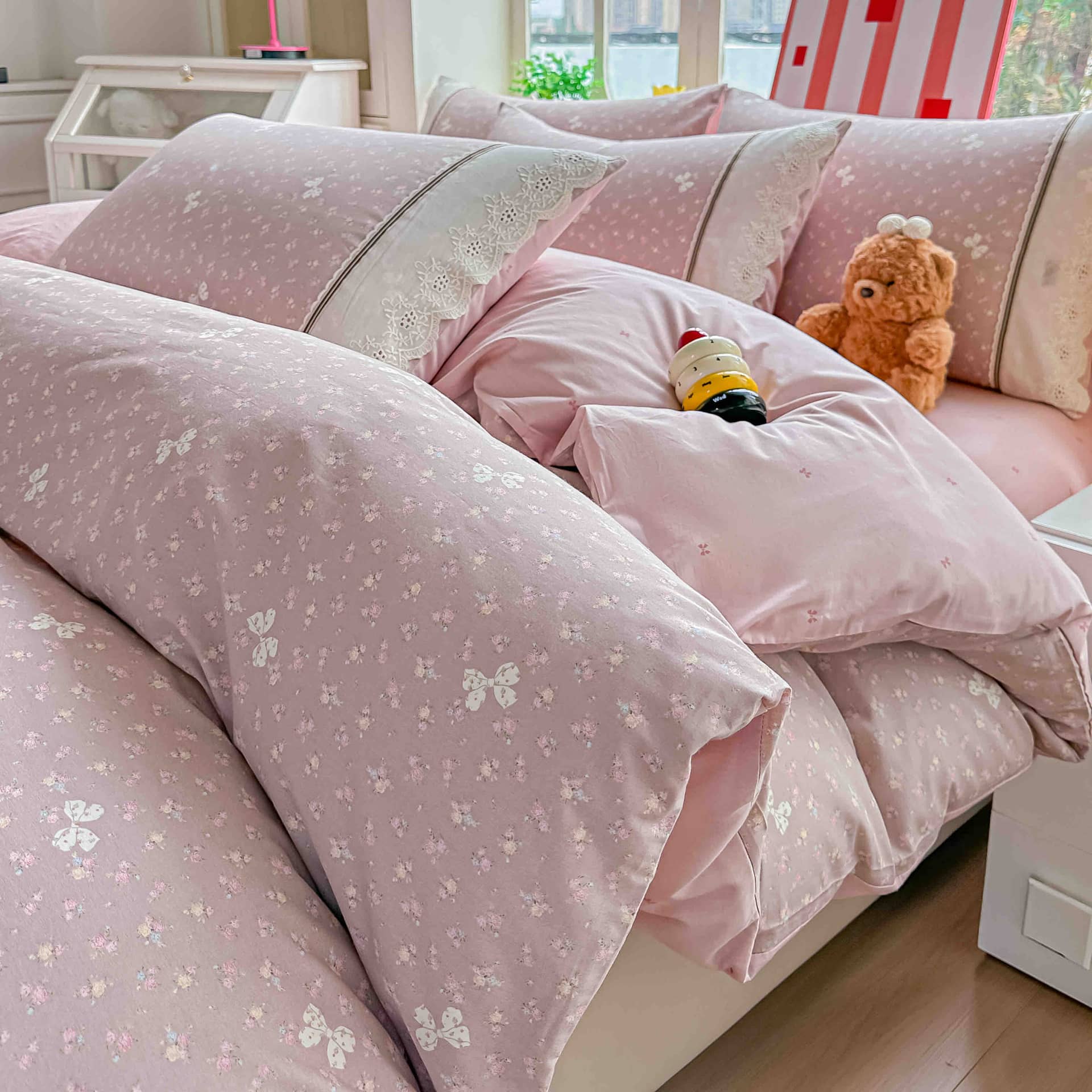 Lenjerie pat dublu, 100% bumbac, elastic, 4 piese, model roz pudrat cu flori albe |Jojo Home – imagine produs 2