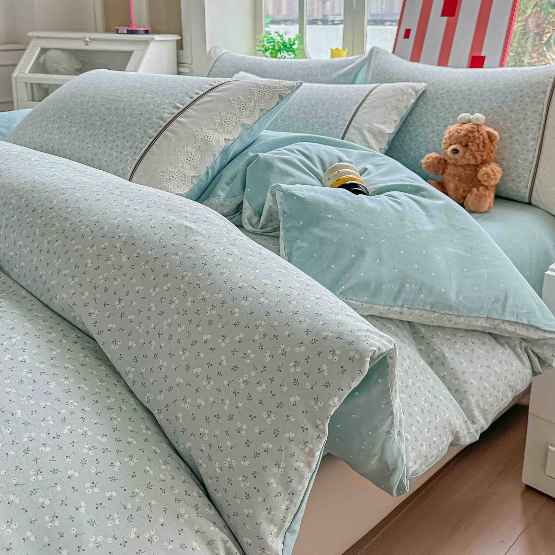 Lenjerie pat dublu, 100% bumbac, elastic, 4 piese, model bleu cu flori albe |Jojo Home – imagine produs 2