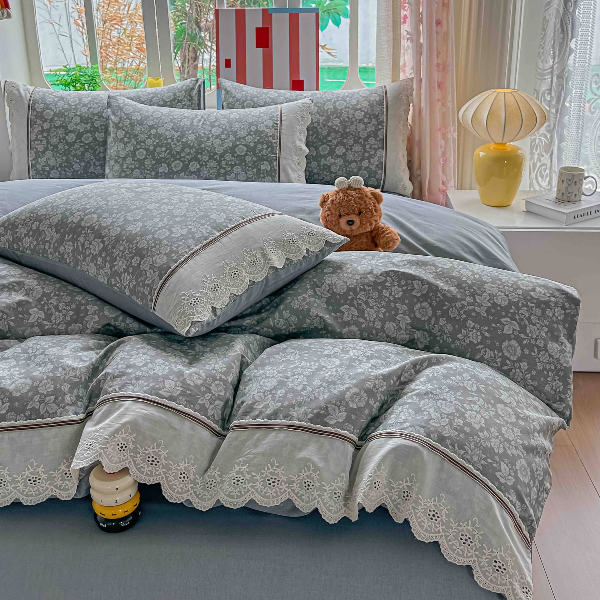 Lenjerie pat dublu, 100% bumbac, elastic, 4 piese, model gri inchis cu flori albe |Jojo Home – imagine produs 2