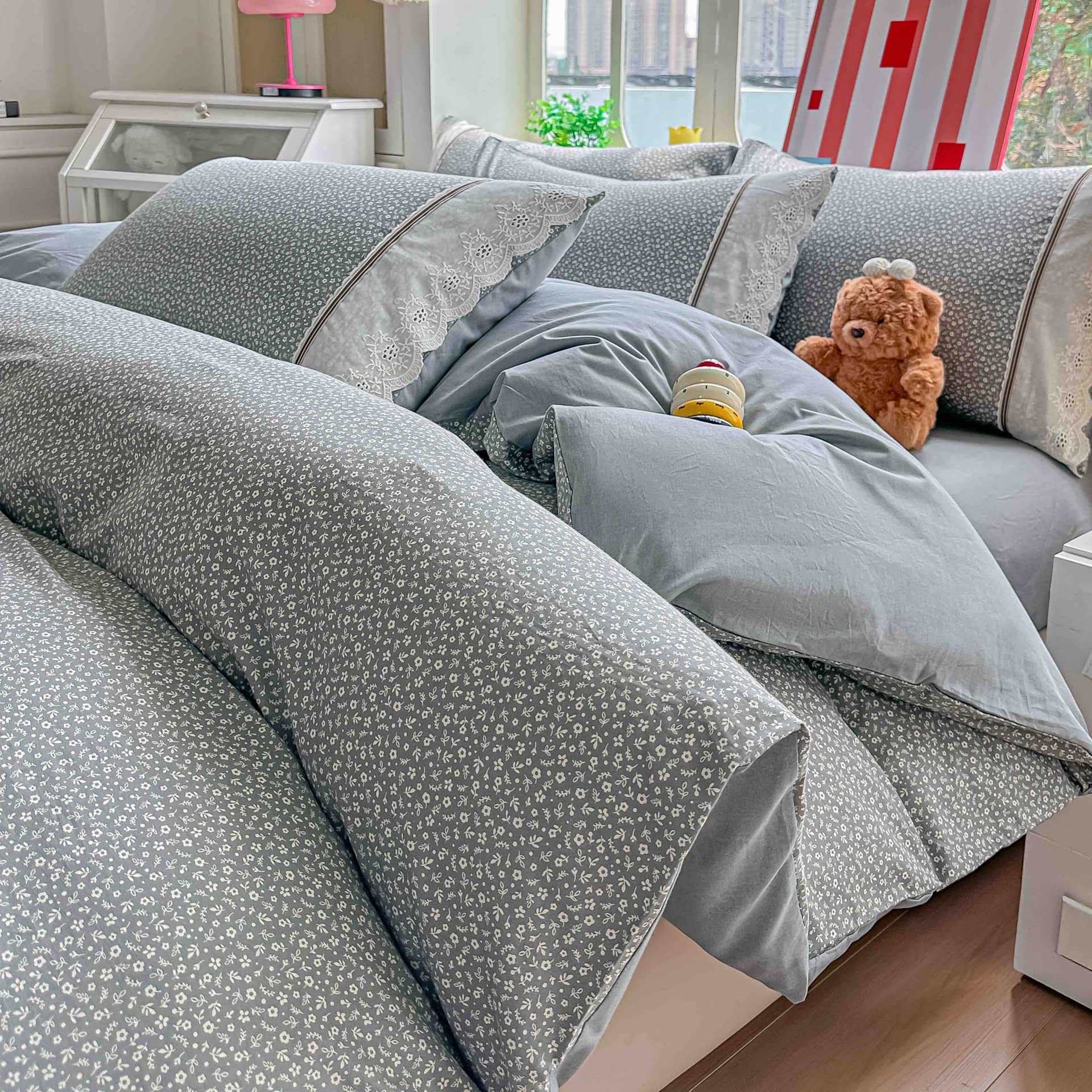 Lenjerie pat dublu, 100% bumbac, elastic, 4 piese, model gri cu picatele albe |Jojo Home – imagine produs 2