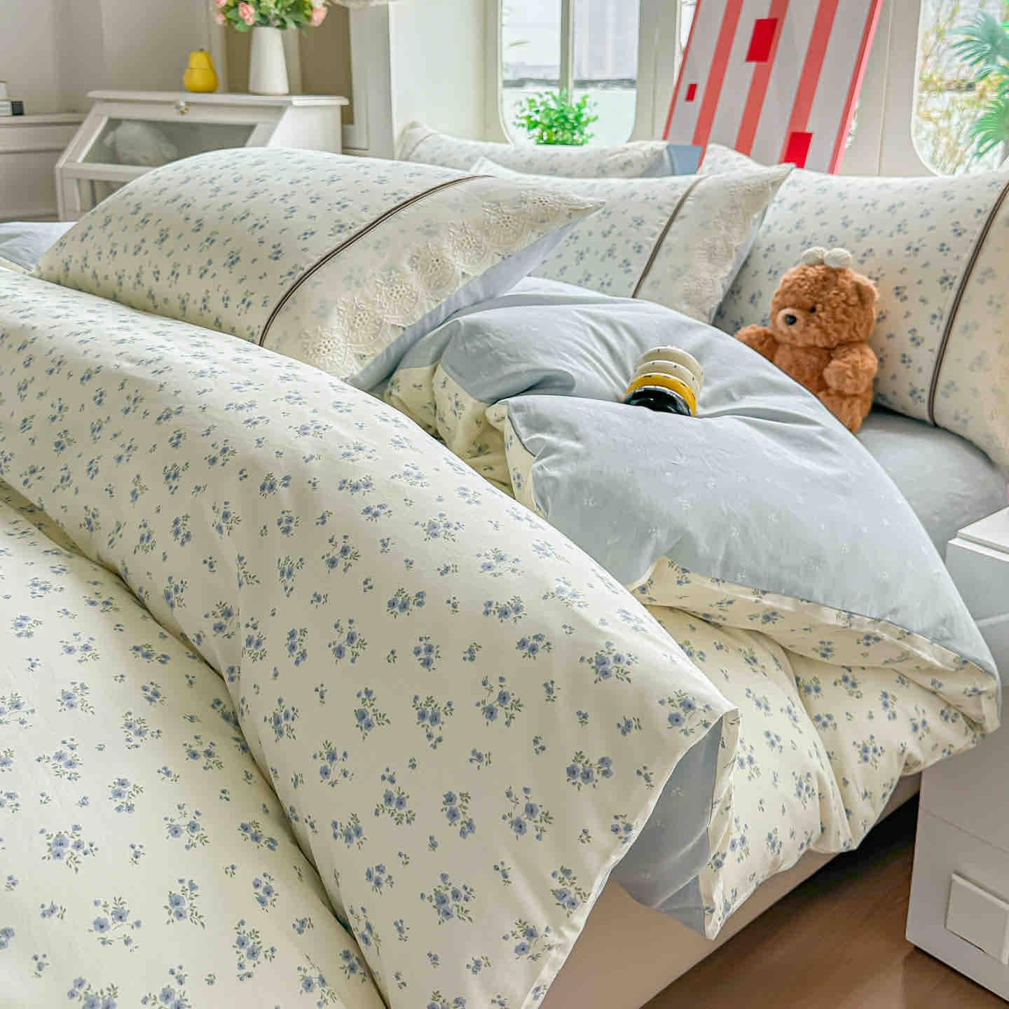 Lenjerie pat dublu, 100% bumbac, elastic, 4 piese, model crem cu flori albastre |Jojo Home – imagine produs 2