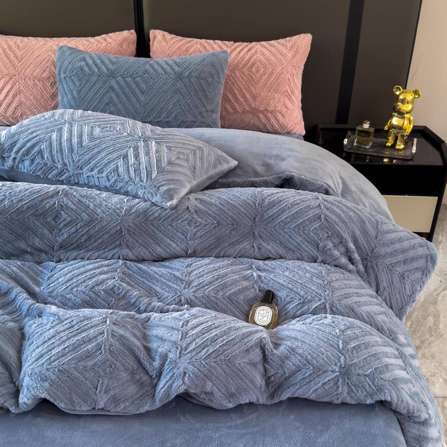Lenjerie de pat dublu Cocolino, 4 piese, cu elastic, plușată cu fir lung, model albastru denim cu model spic | Casa New Concept – imagine produs 2