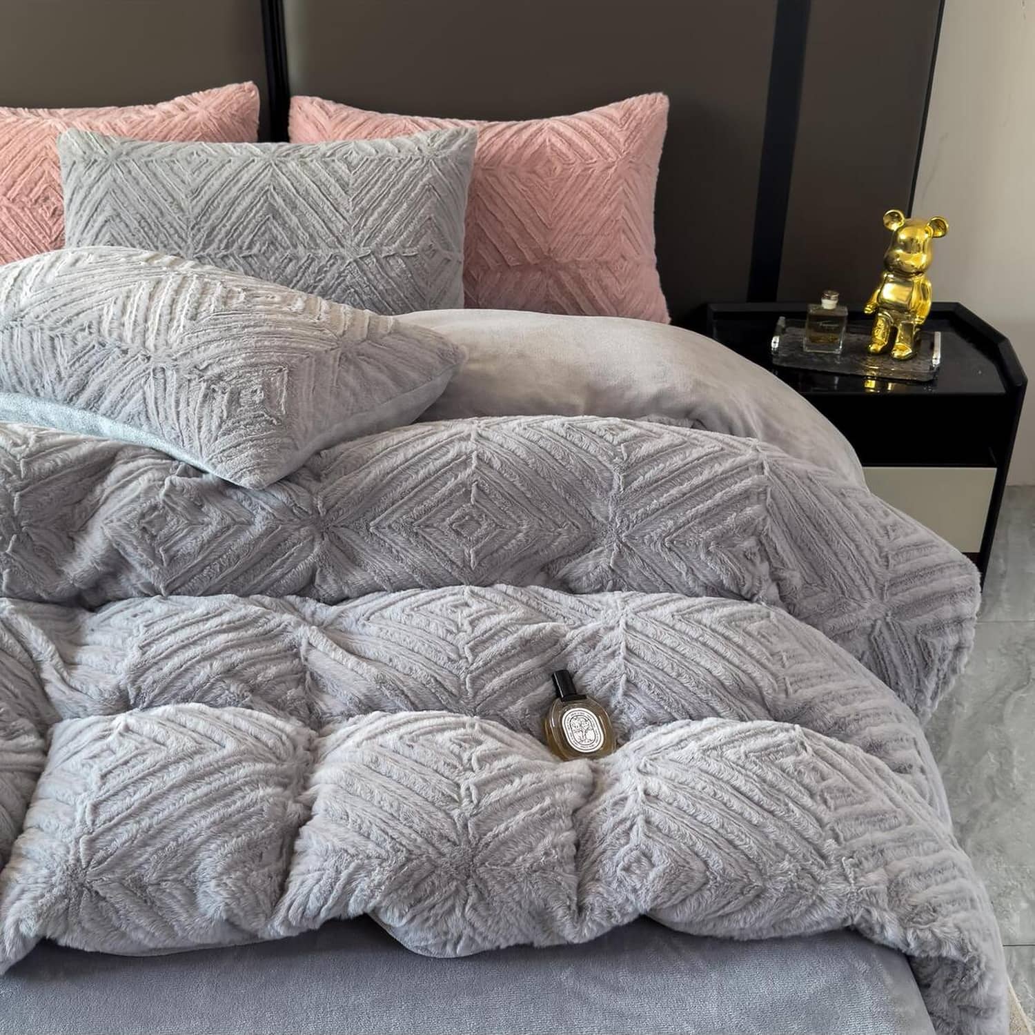 Lenjerie de pat dublu Cocolino, 4 piese, cu elastic, plușată cu fir lung, model gri deschis cu model spic | Casa New Concept – imagine produs 2