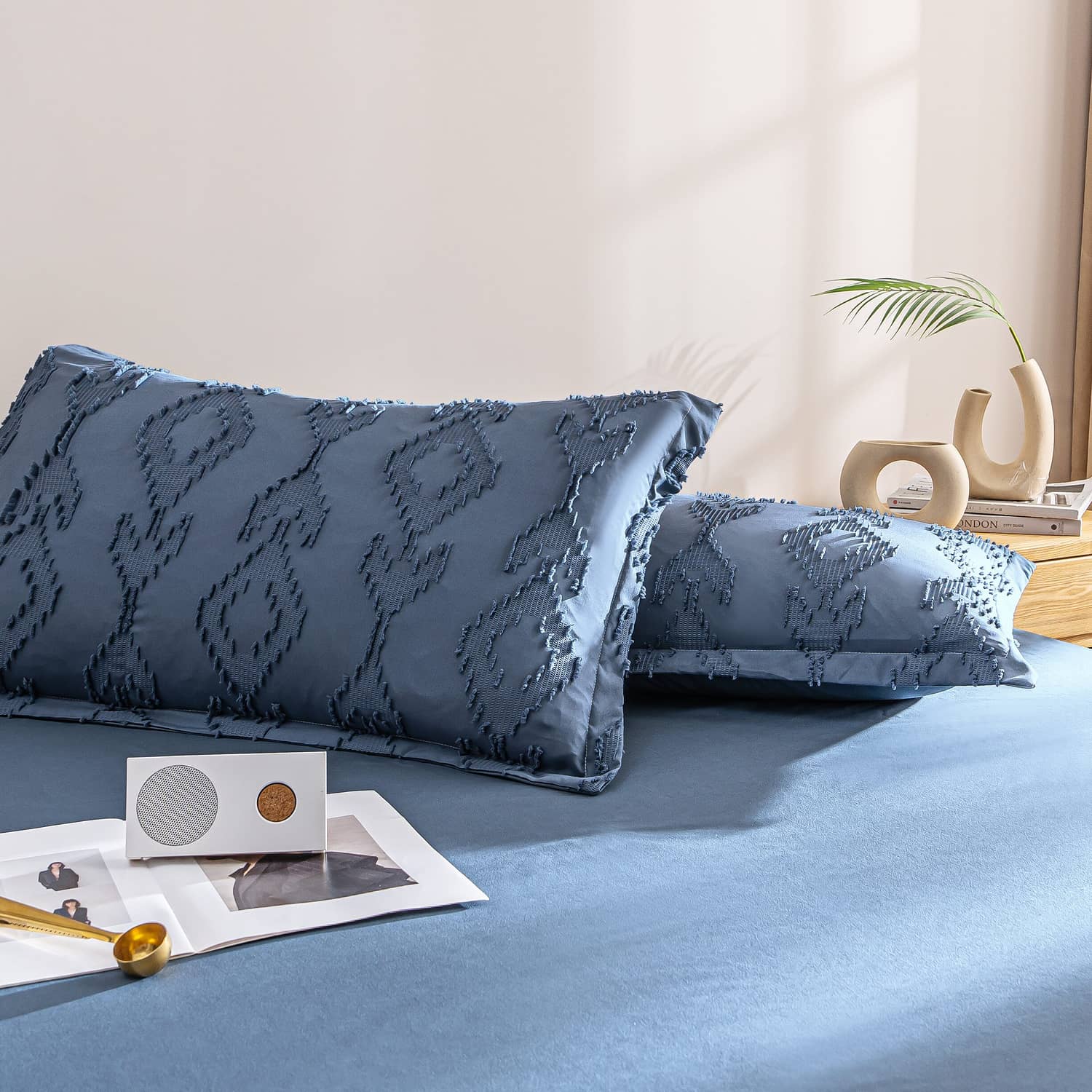 Lenjerie de pat dublu cu elastic, din 100% microfibră, 4 piese, Casa New Concept, model bleumarin cu model geometric in relief – imagine produs 3