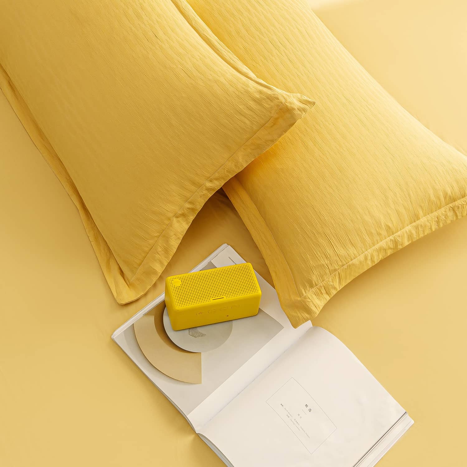 Lenjerie de pat dublu cu elastic, din 100% microfibră, 4 piese, Casa New Concept, model galben mustar cu textura discreta – imagine produs 3