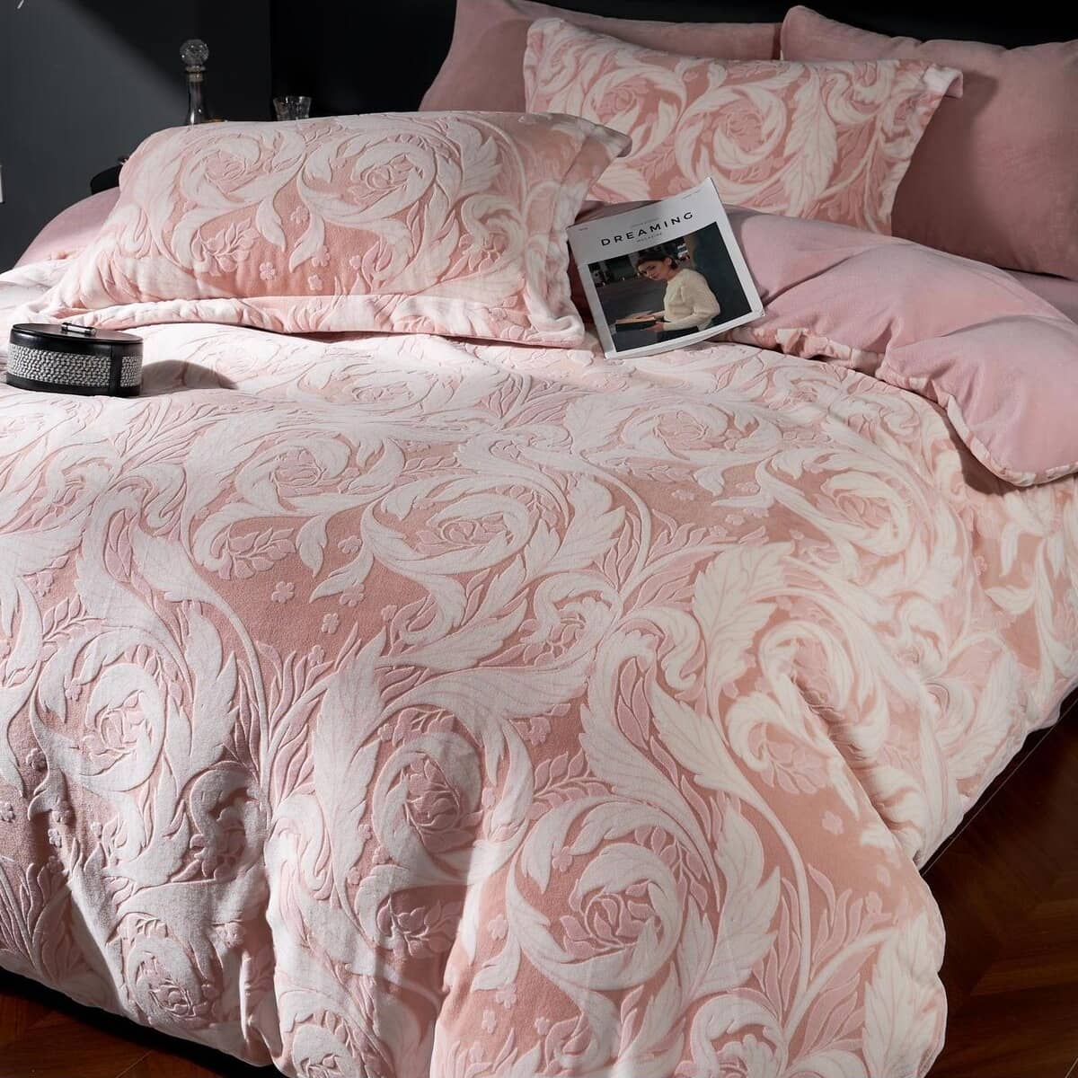 Lenjerie pat dublu, Cocolino, cu model floral 3D în relief, cearceaf plat, 4 piese, Casa New Concept, model roz pudrat cu trandafiri – imagine produs 3