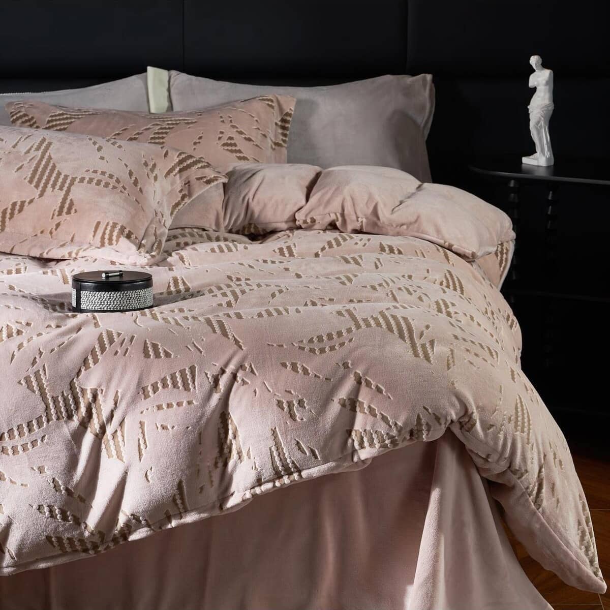 Lenjerie pat dublu, Cocolino, cu model floral 3D în relief, cearceaf plat, 4 piese, Casa New Concept, model bej rozaliu cu frunze geometrice – imagine produs 3
