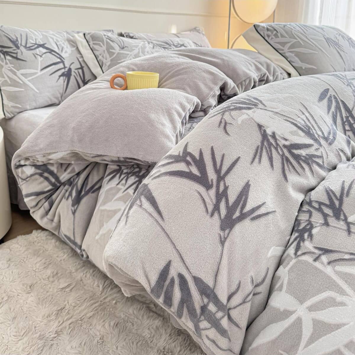 Lenjerie pat dublu, Cocolino, cu model floral 3D în relief, cearceaf plat, 4 piese, Casa New Concept, model gri lila cu frunze de bambus – imagine produs 3