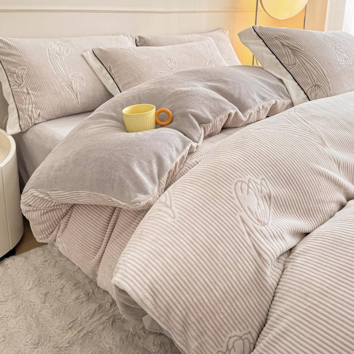 Lenjerie pat dublu, Cocolino, cu model floral 3D în relief, cearceaf plat, 4 piese, Casa New Concept, model crem cu lalele si dungi fine – imagine produs 3