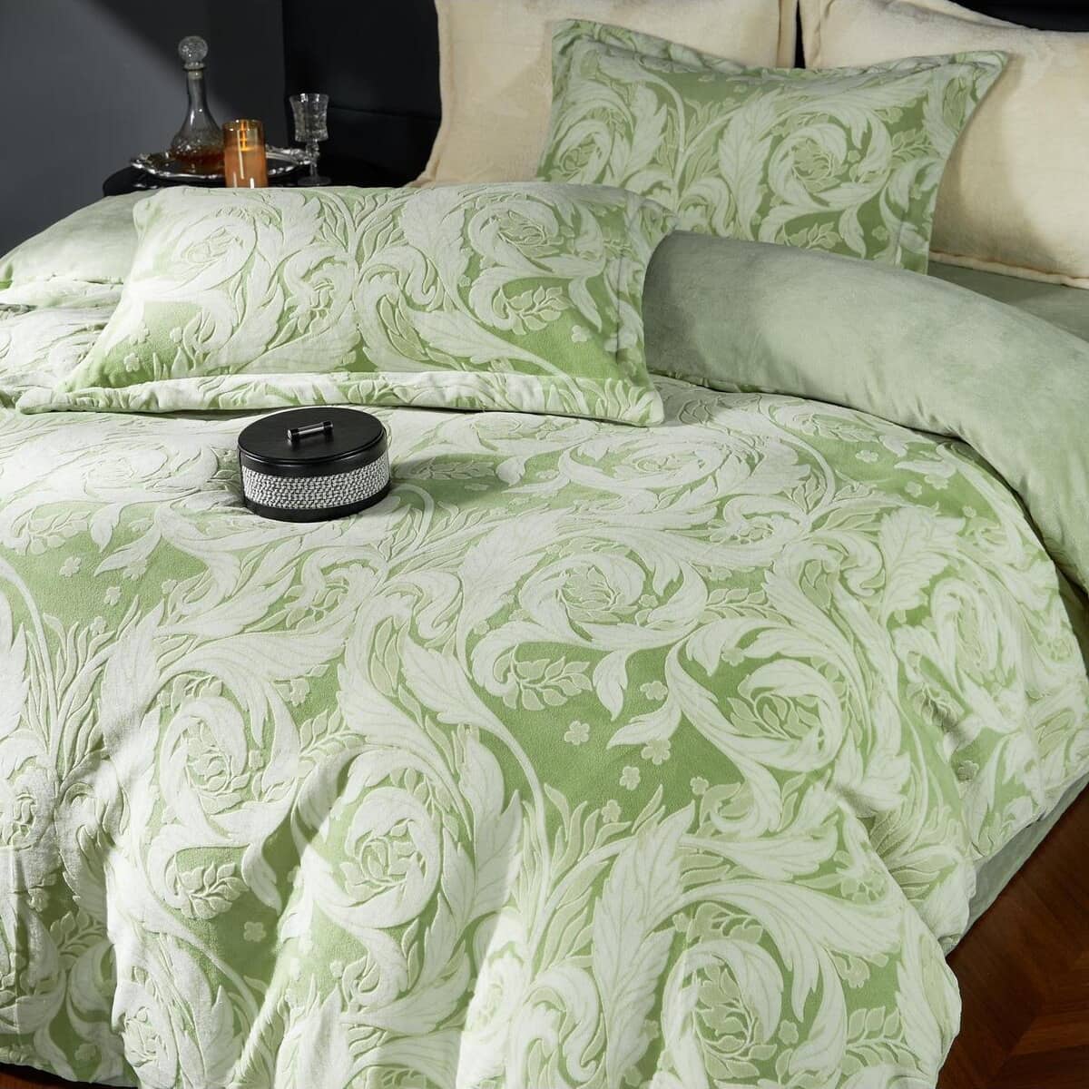 Lenjerie pat dublu, Cocolino, cu model floral 3D în relief, cearceaf plat, 4 piese, Casa New Concept, model verde salvie cu trandafiri – imagine produs 3