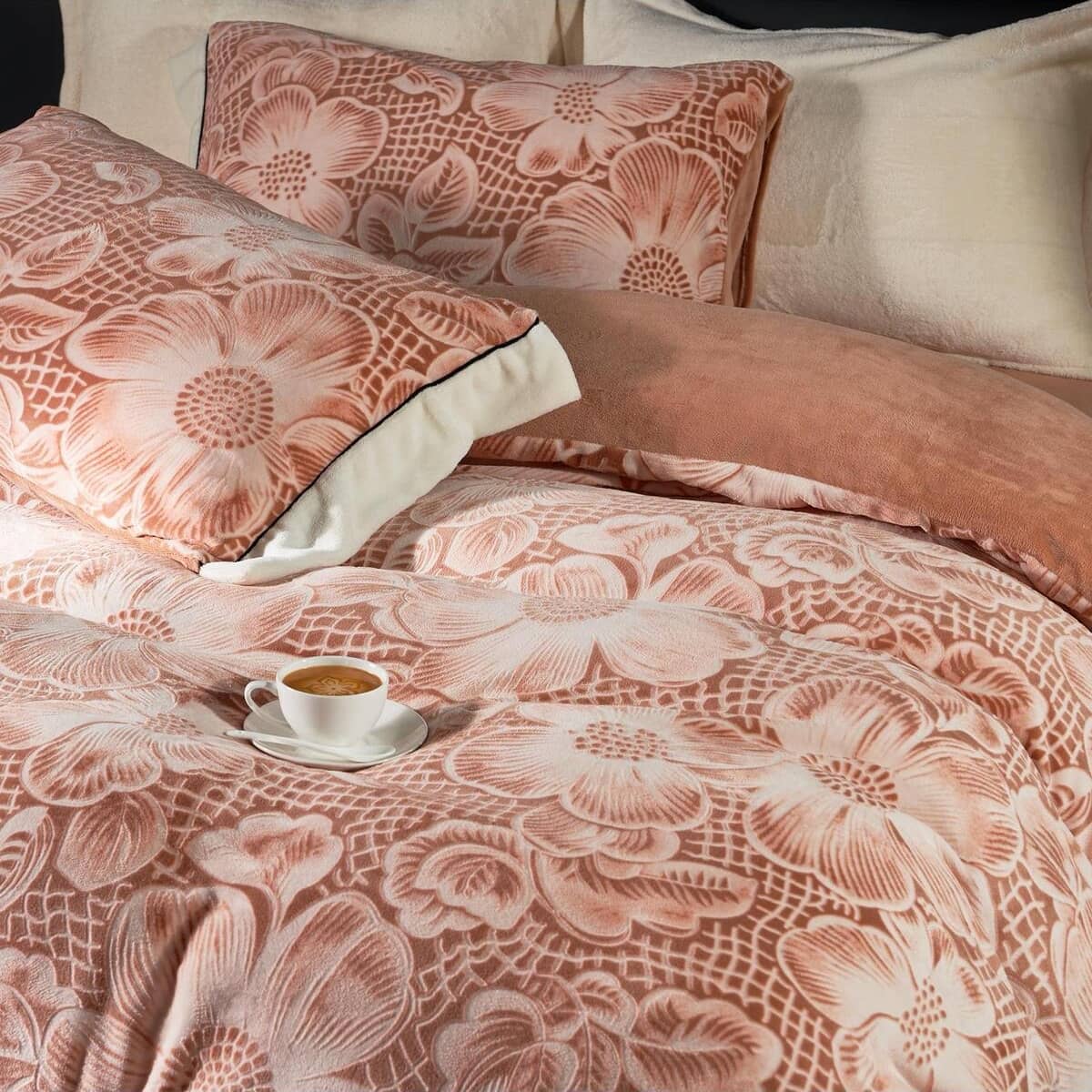 Lenjerie pat dublu, Cocolino, cu model floral 3D în relief, cearceaf plat, 4 piese, Casa New Concept, model caramiziu cu flori mari – imagine produs 3