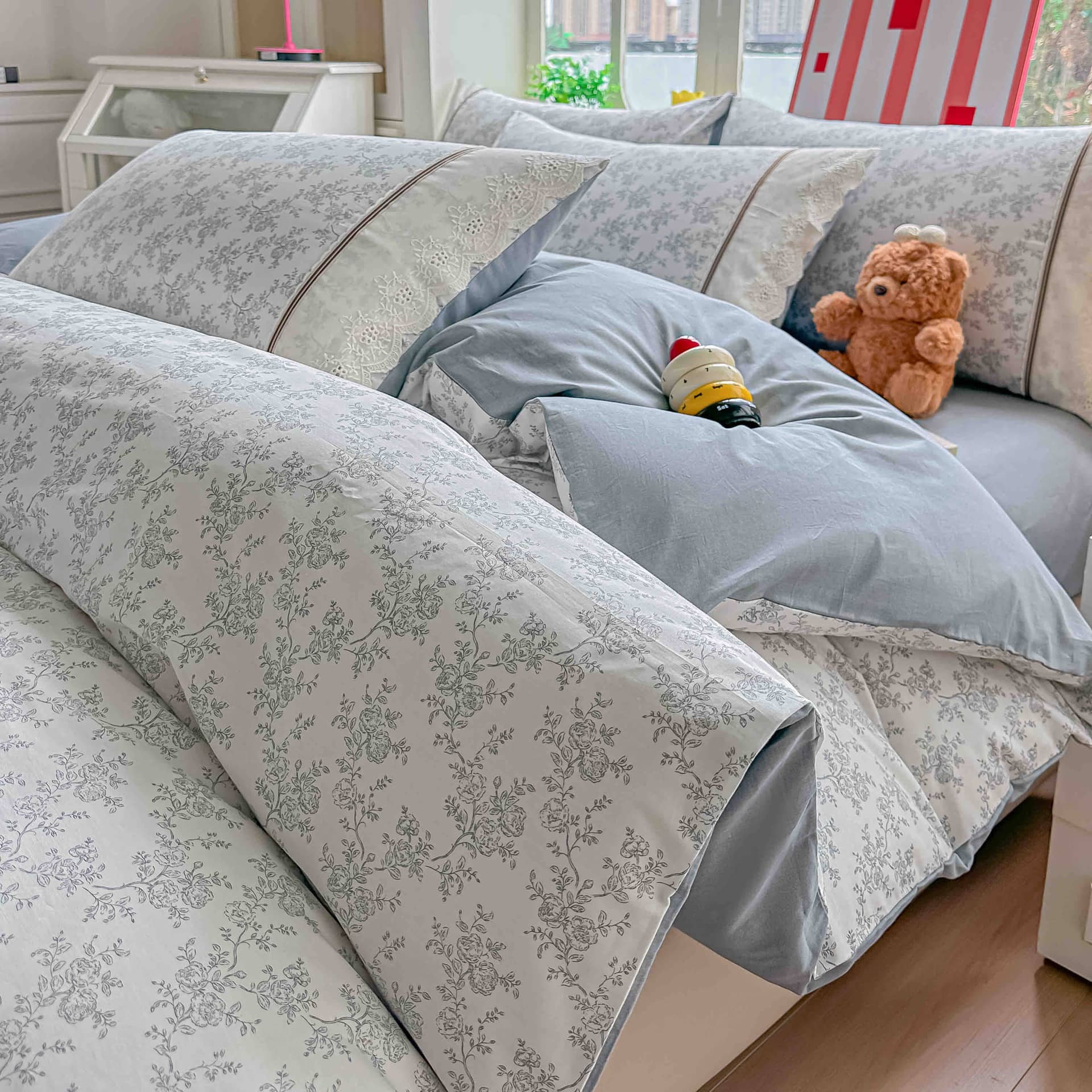 Lenjerie pat dublu, 100% bumbac, elastic, 4 piese, model gri deschis cu ramurele |Jojo Home – imagine produs 3