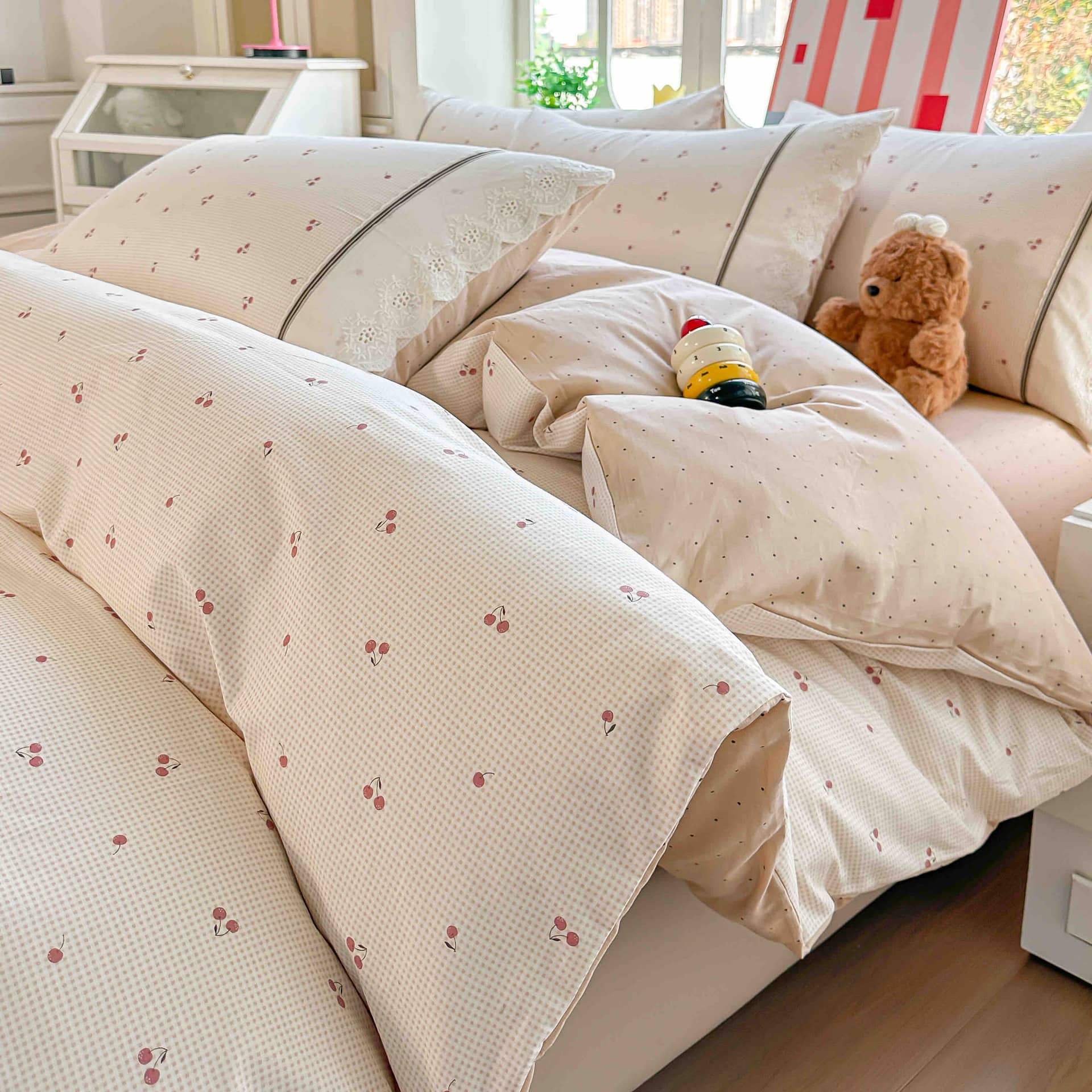 Lenjerie pat dublu, 100% bumbac, elastic, 4 piese, model crem cu flori roz |Jojo Home – imagine produs 3