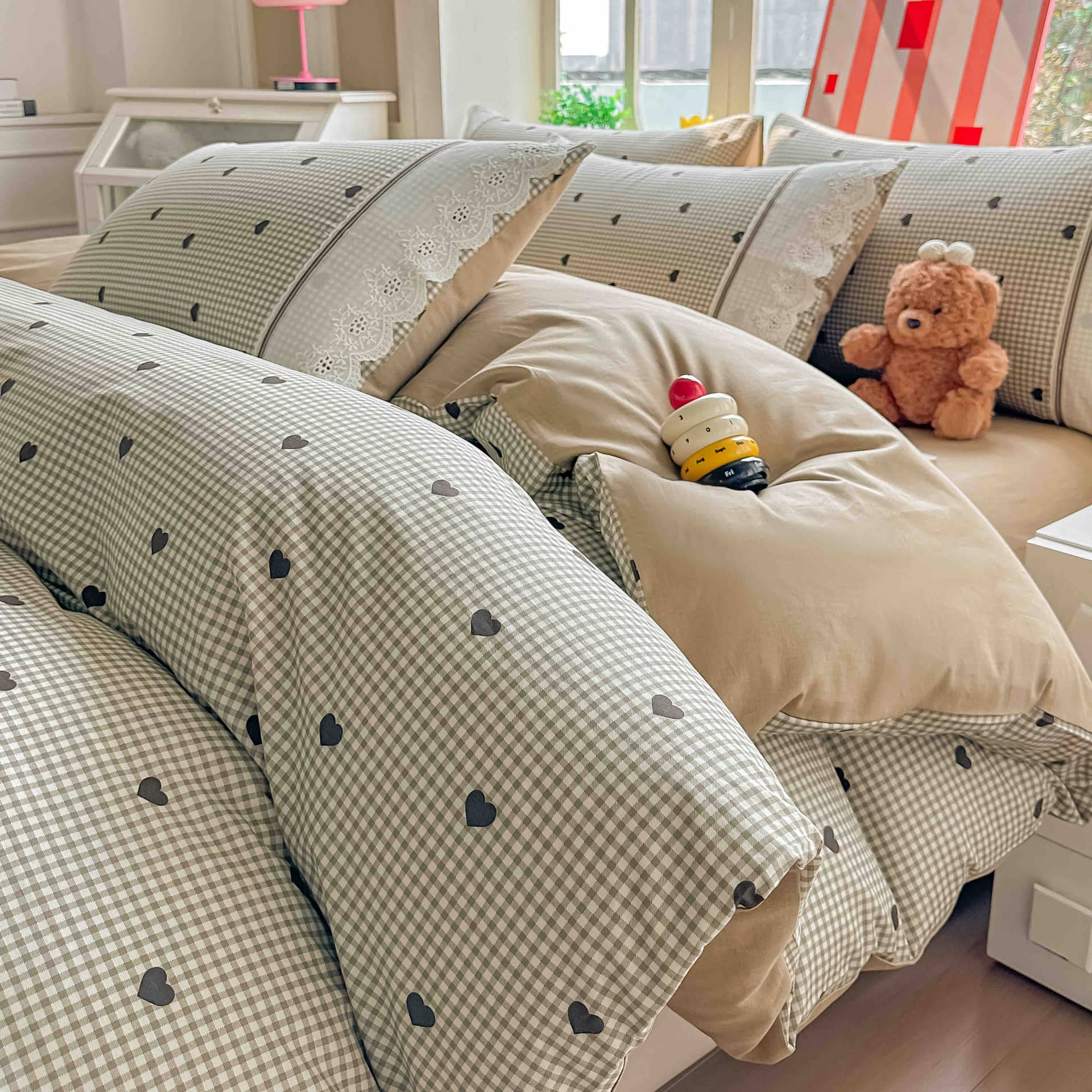 Lenjerie pat dublu, 100% bumbac, elastic, 4 piese, model bej cu carouri si inimi |Jojo Home – imagine produs 3