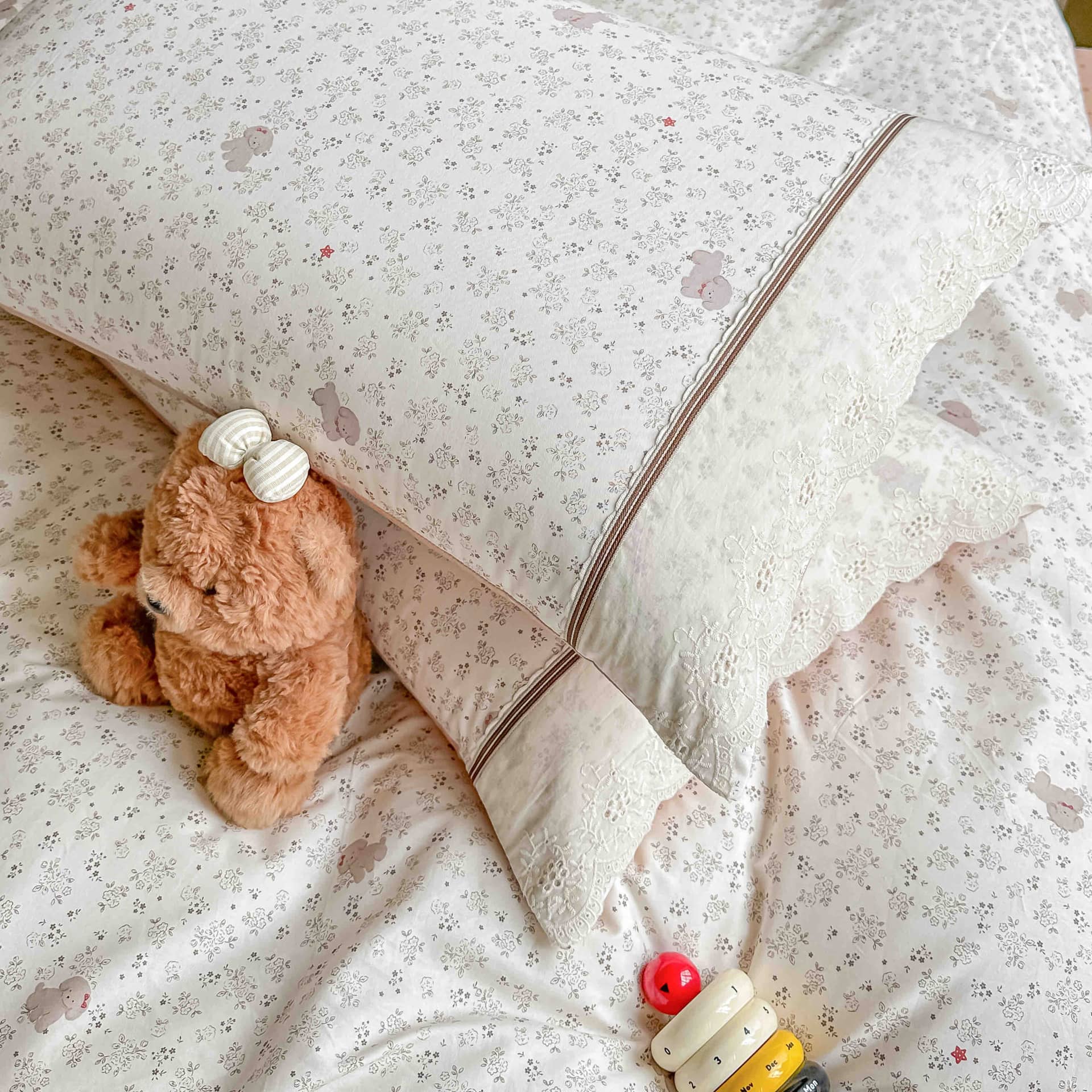 Lenjerie pat dublu, 100% bumbac, elastic, 4 piese, model alb cu flori roz pal |Jojo Home – imagine produs 3