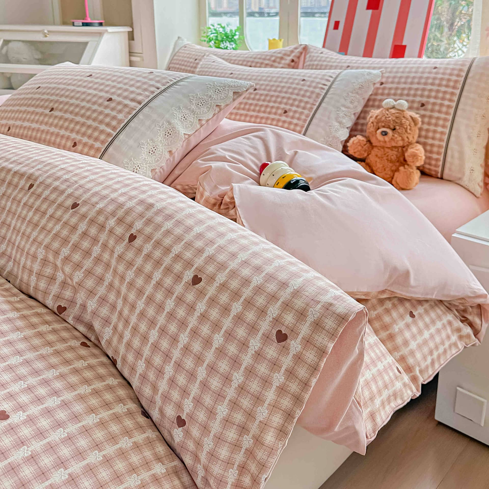 Lenjerie pat dublu, 100% bumbac, elastic, 4 piese, model roz cu carouri si inimi |Jojo Home – imagine produs 3