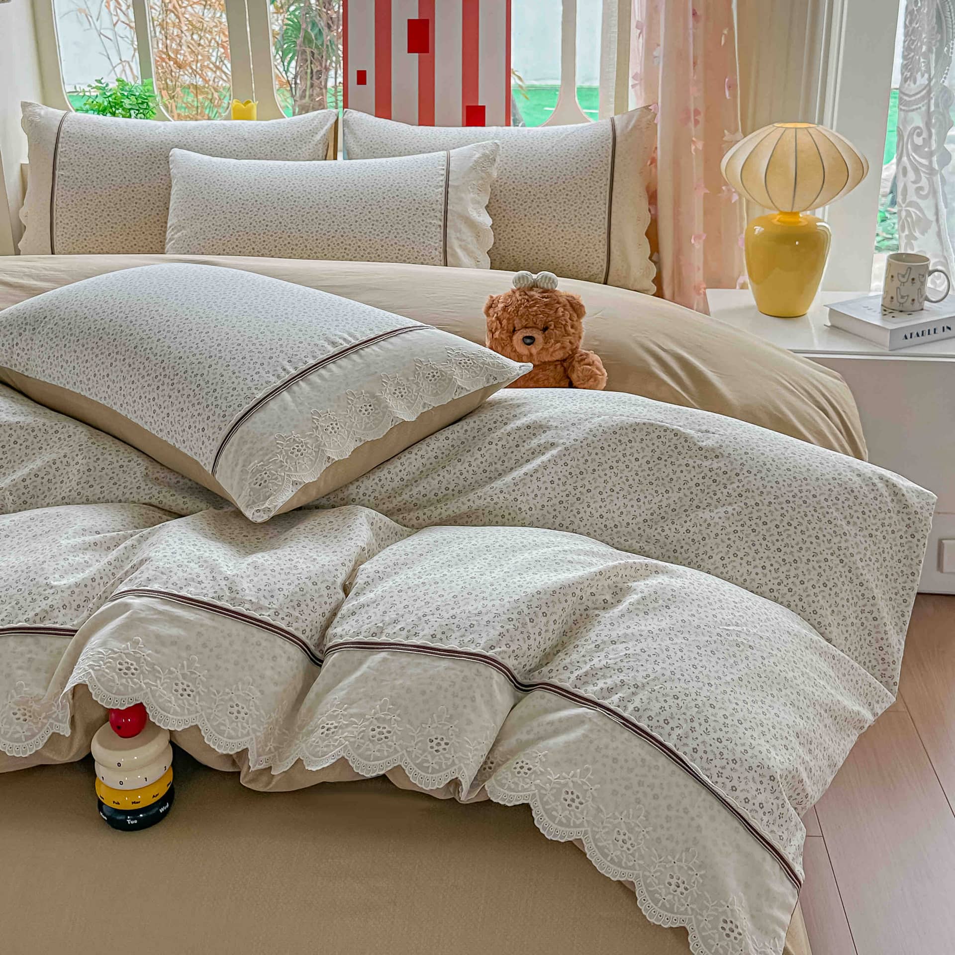 Lenjerie pat dublu, 100% bumbac, elastic, 4 piese, model alb cu picatele multicolore |Jojo Home – imagine produs 3