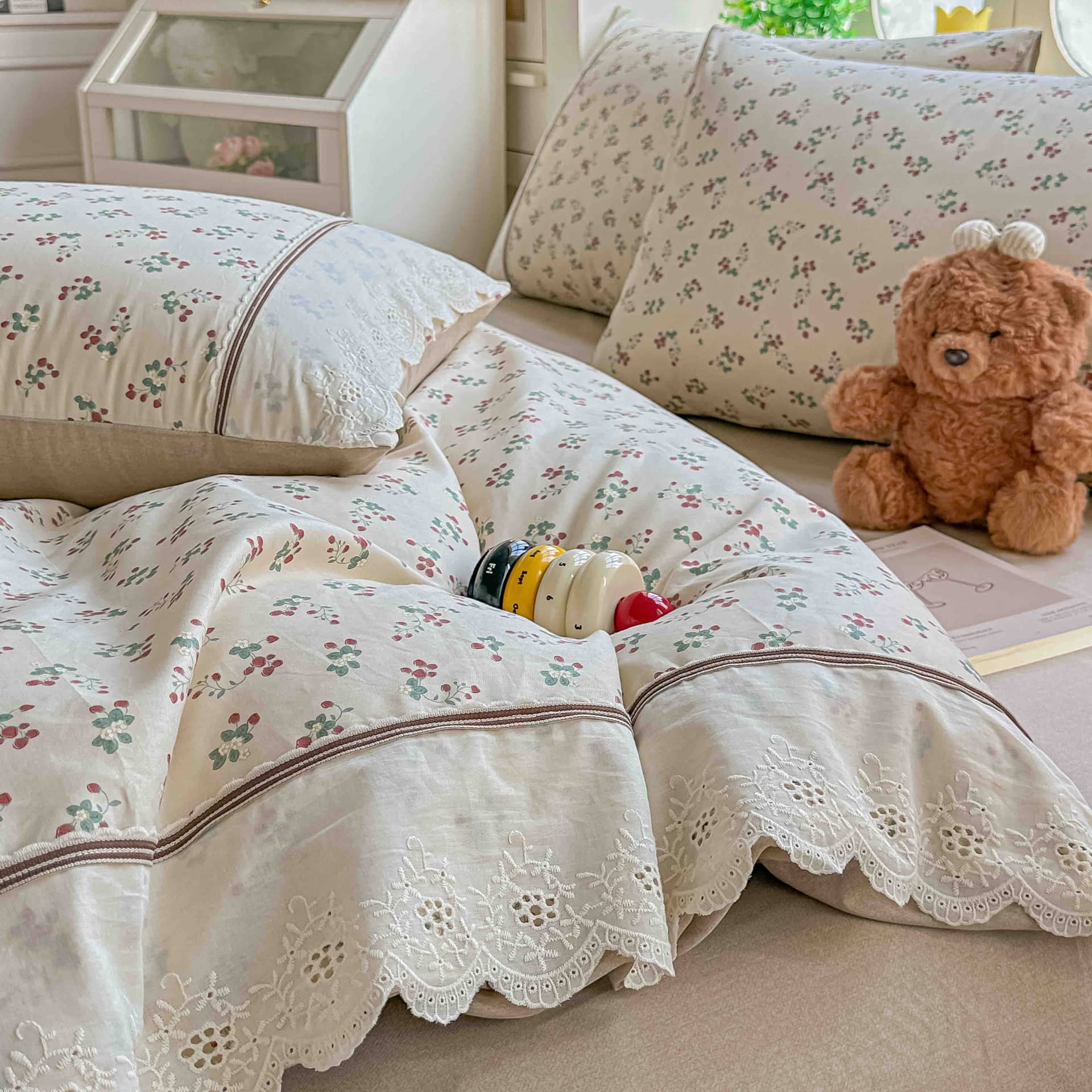 Lenjerie pat dublu, 100% bumbac, elastic, 4 piese, model crem cu buchetele florale |Jojo Home – imagine produs 3