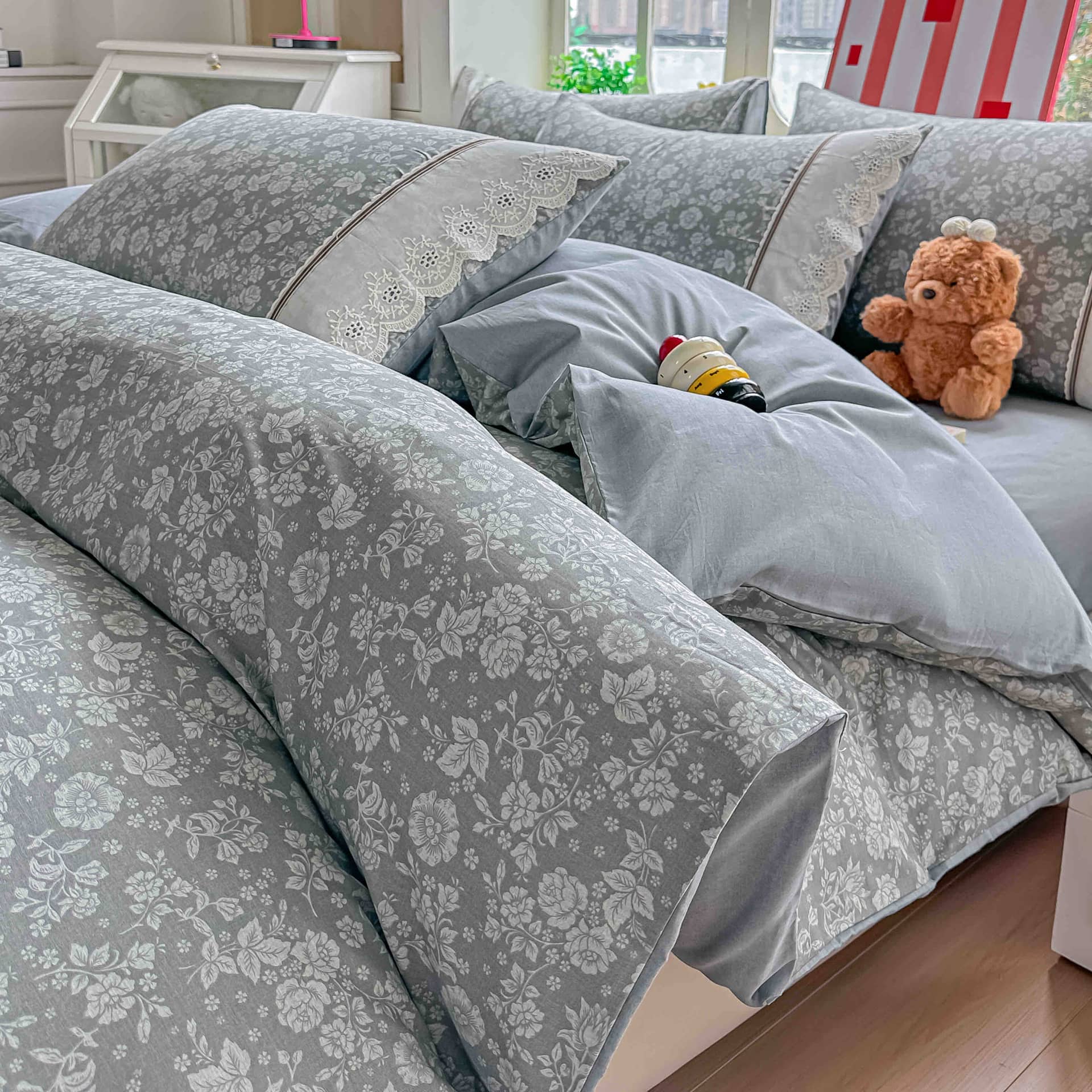 Lenjerie pat dublu, 100% bumbac, elastic, 4 piese, model gri inchis cu flori albe |Jojo Home – imagine produs 3
