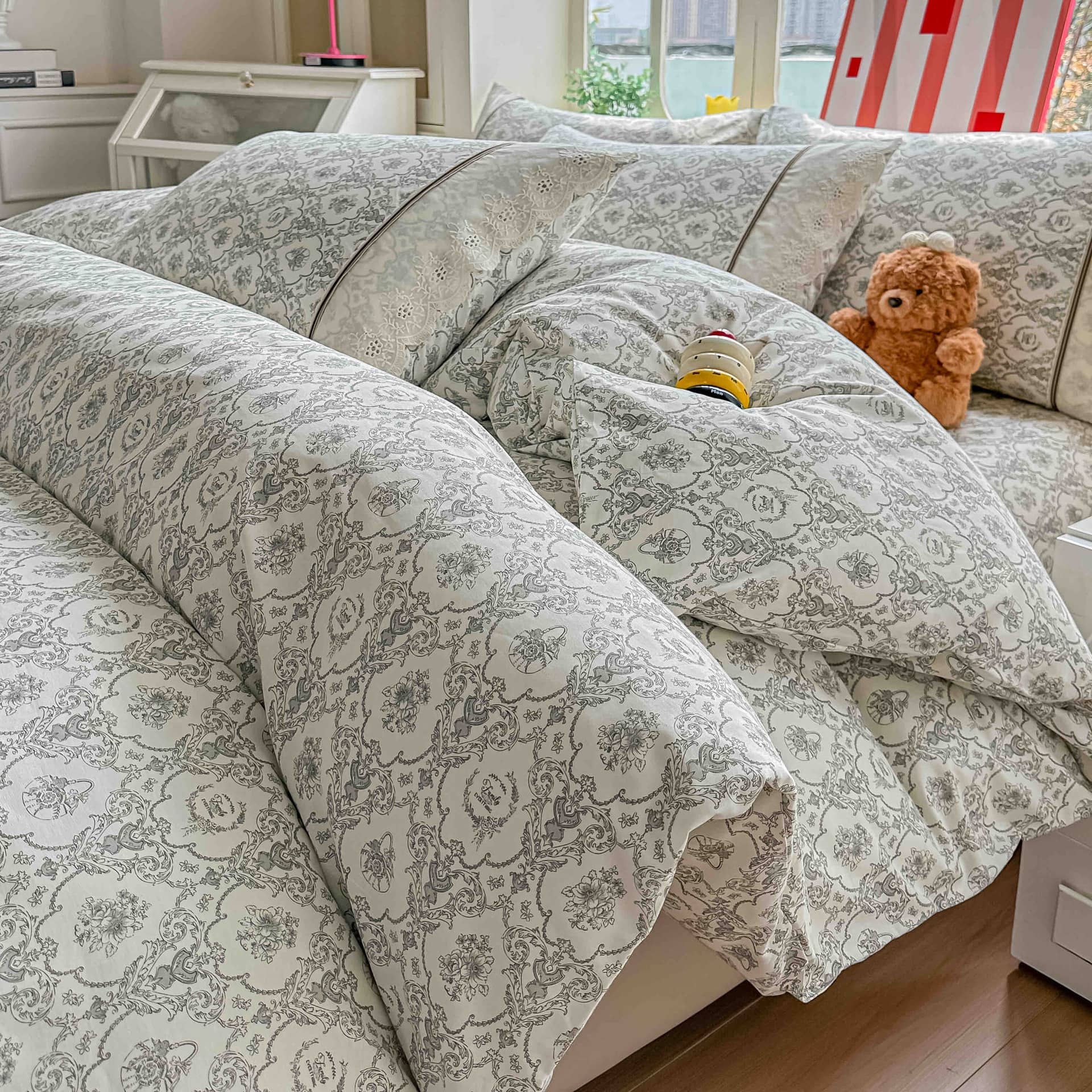Lenjerie pat dublu, 100% bumbac, elastic, 4 piese, model gri bej cu medalioane |Jojo Home – imagine produs 3