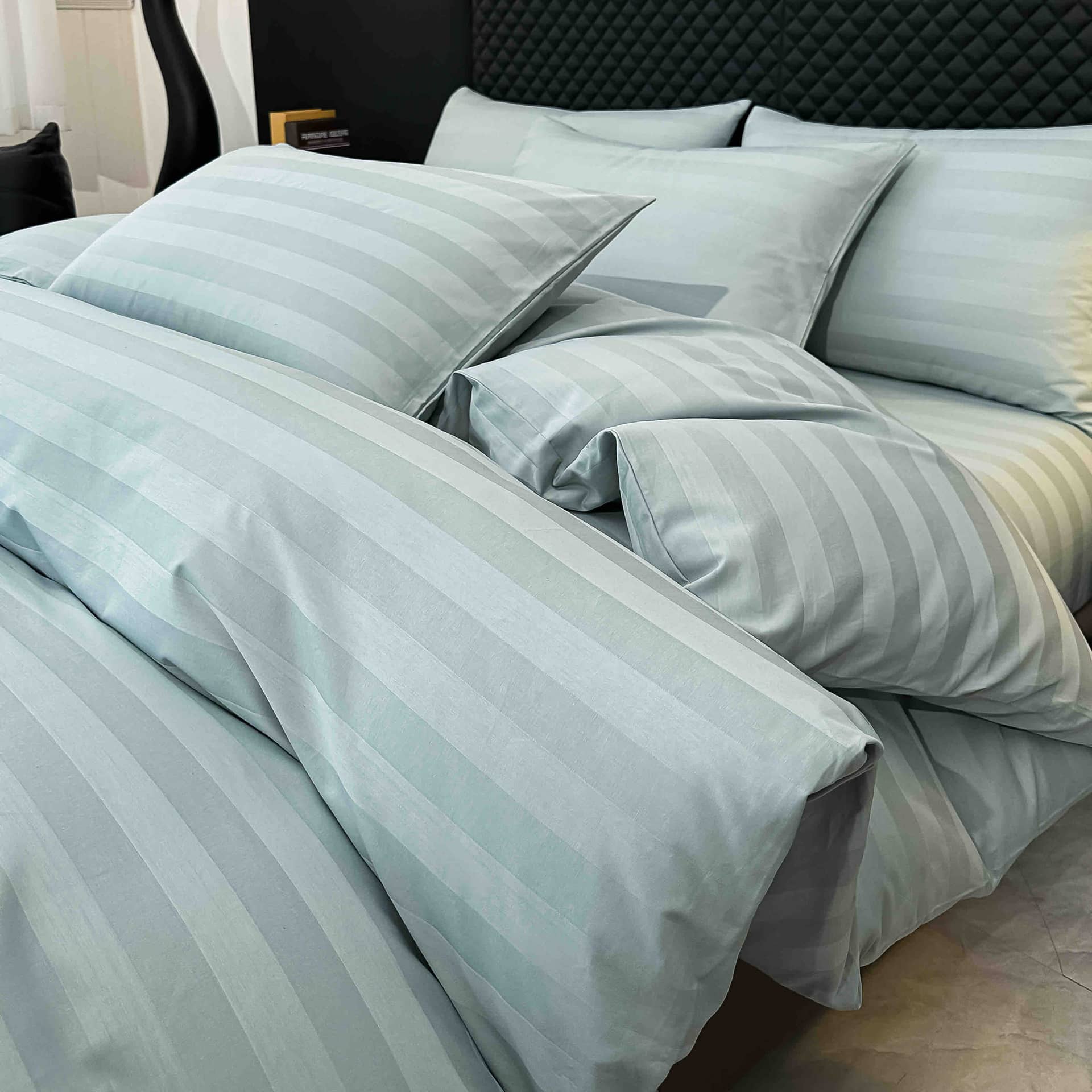 Lenjerie pat dublu, 100% bumbac, Damasc Deluxe, elastic, 6 piese, model bleu cu dungi | Jojo Home – imagine produs 3