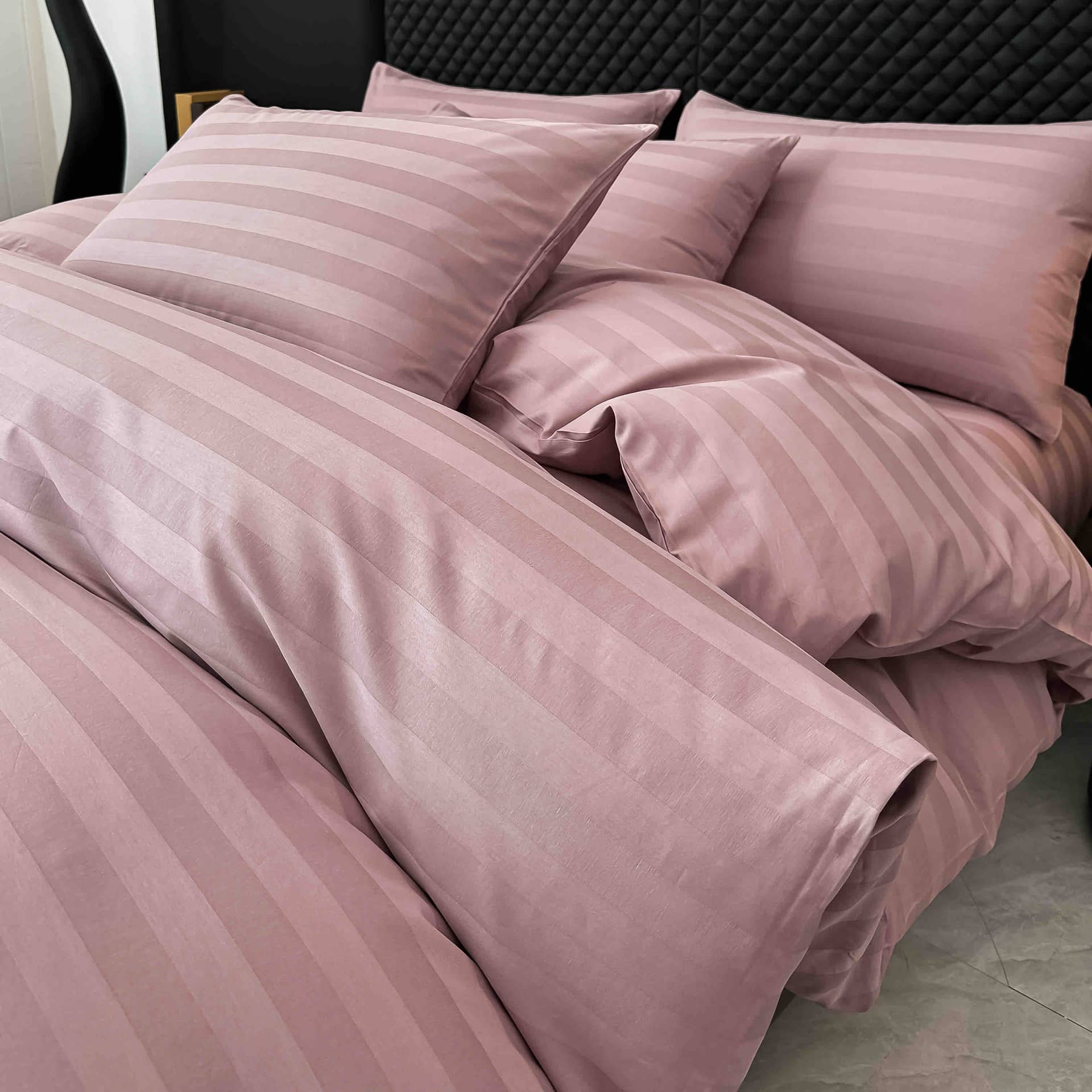 Lenjerie pat dublu, 100% bumbac, Damasc Deluxe, elastic, 6 piese, model roz pudrat cu dungi | Jojo Home – imagine produs 3