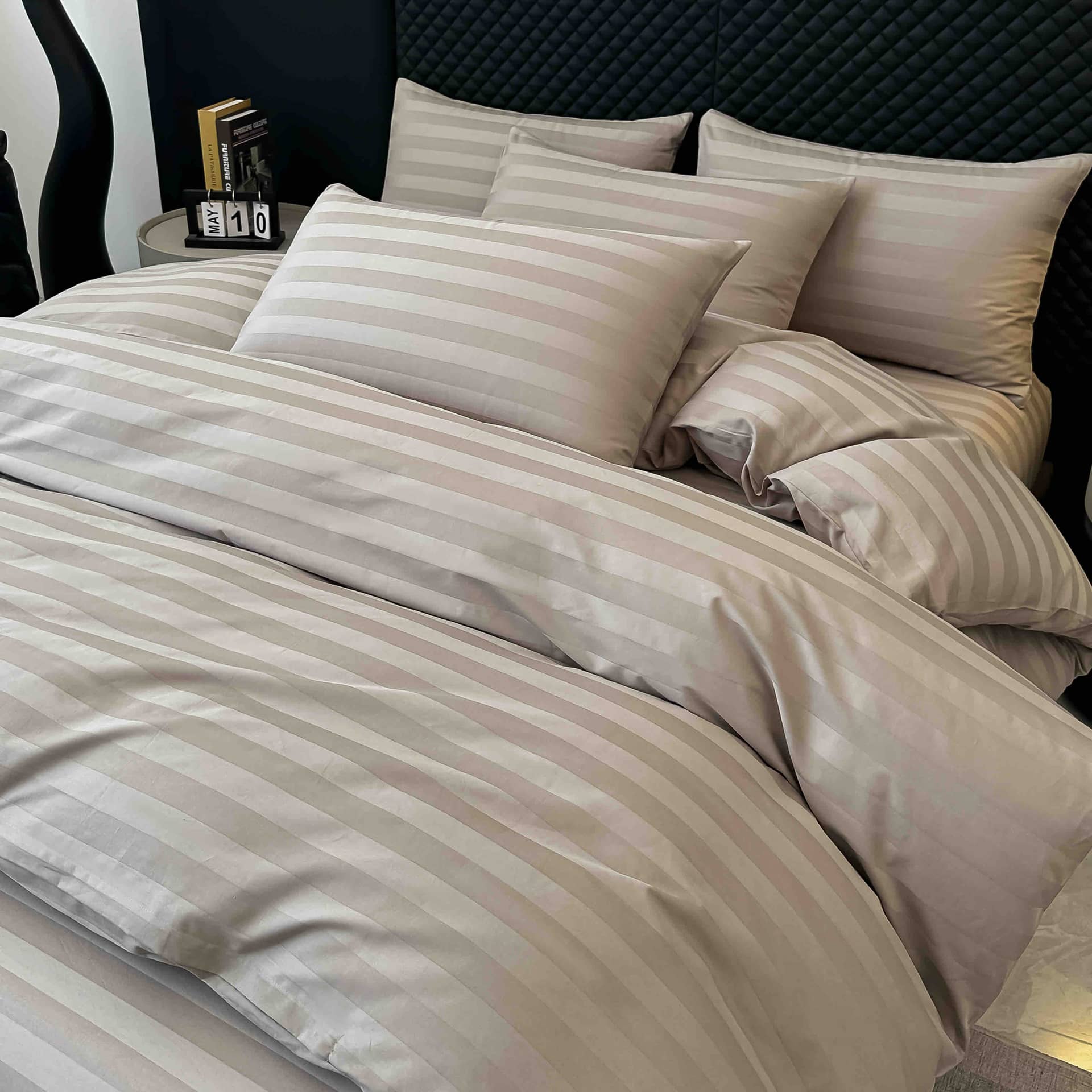 Lenjerie pat dublu, 100% bumbac, Damasc Deluxe, elastic, 6 piese, model bej cu dungi | Jojo Home – imagine produs 3
