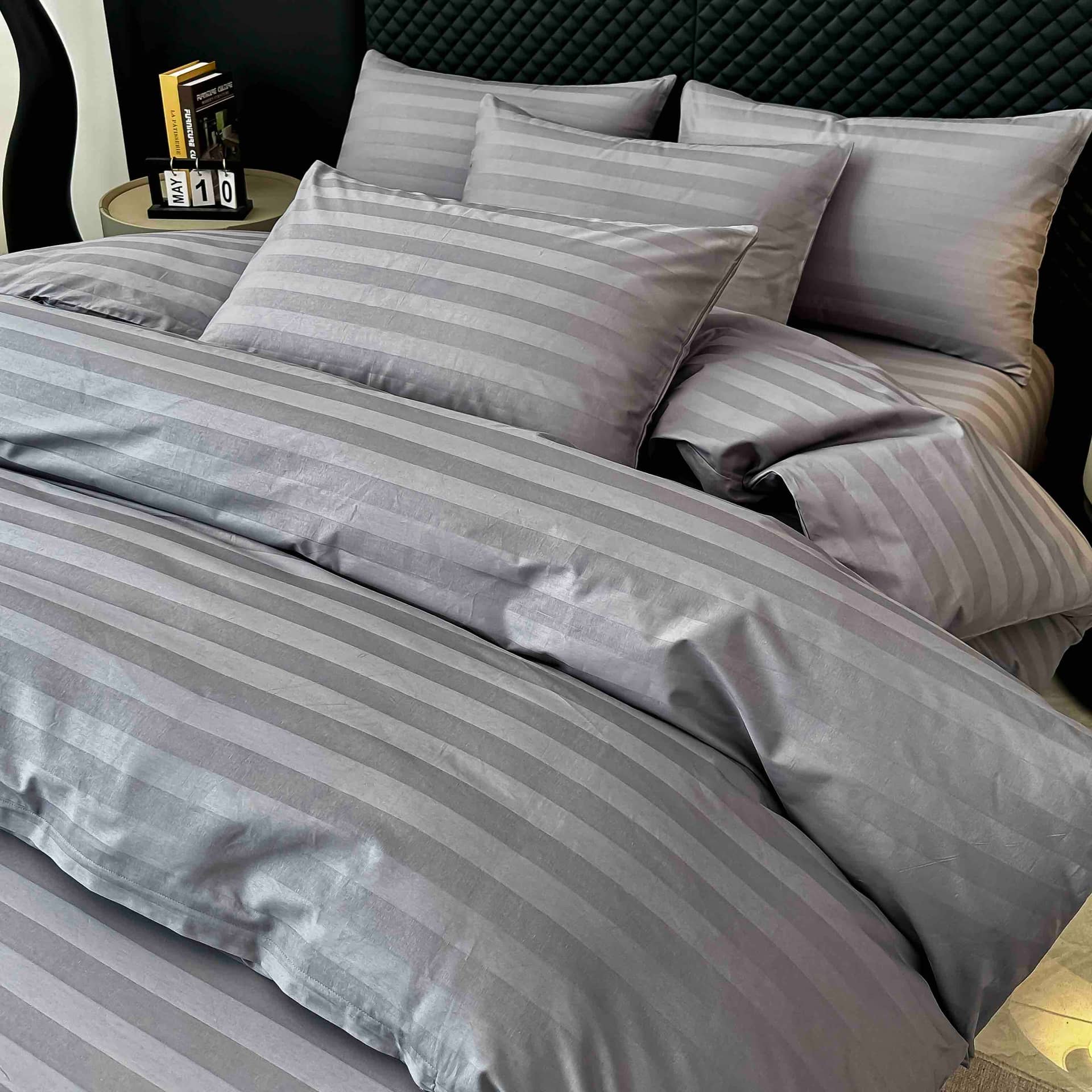 Lenjerie pat dublu, 100% bumbac, Damasc Deluxe, elastic, 6 piese, model gri lavanda cu dungi | Jojo Home – imagine produs 3