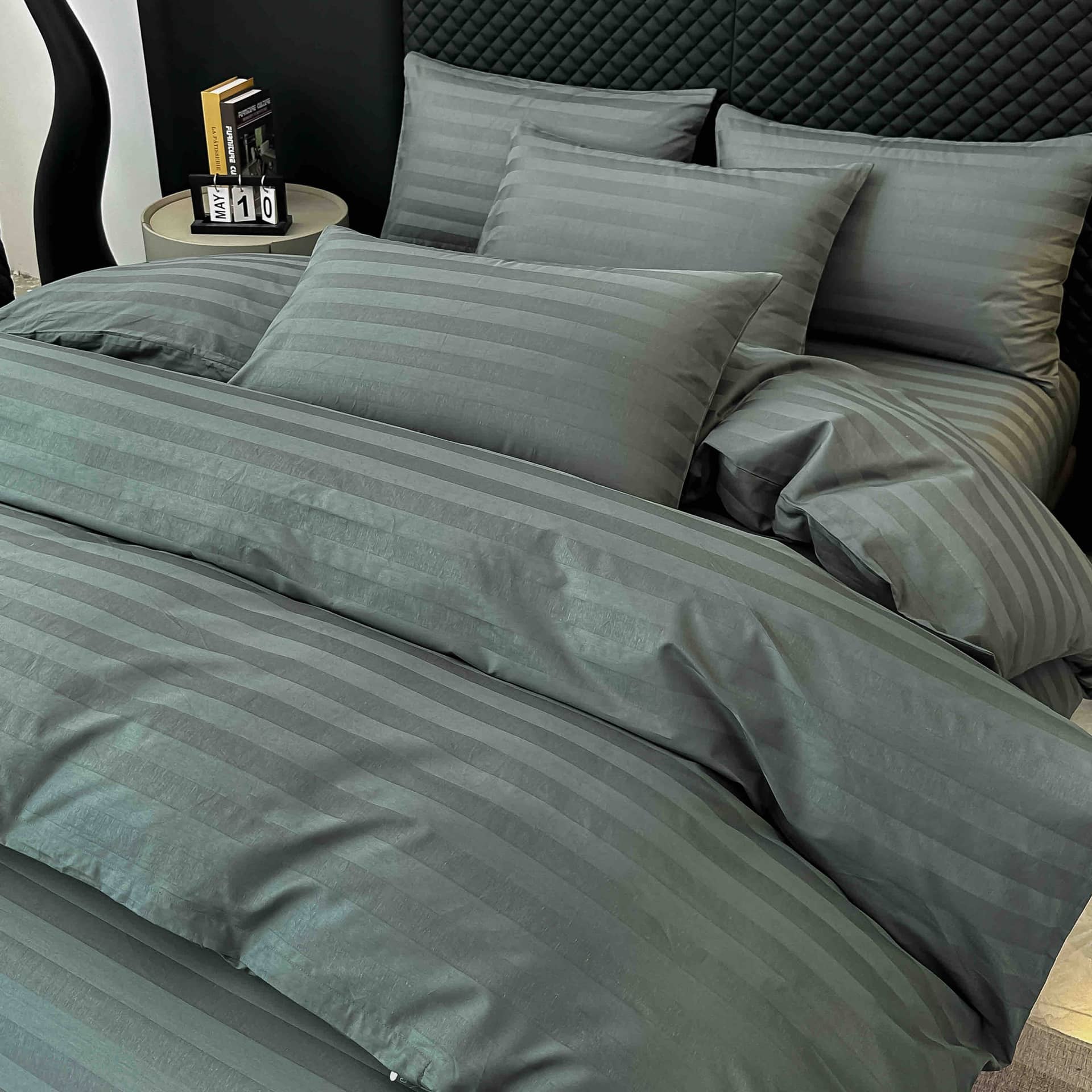 Lenjerie pat dublu, 100% bumbac, Damasc Deluxe, elastic, 6 piese, model verde salvie cu dungi | Jojo Home – imagine produs 3