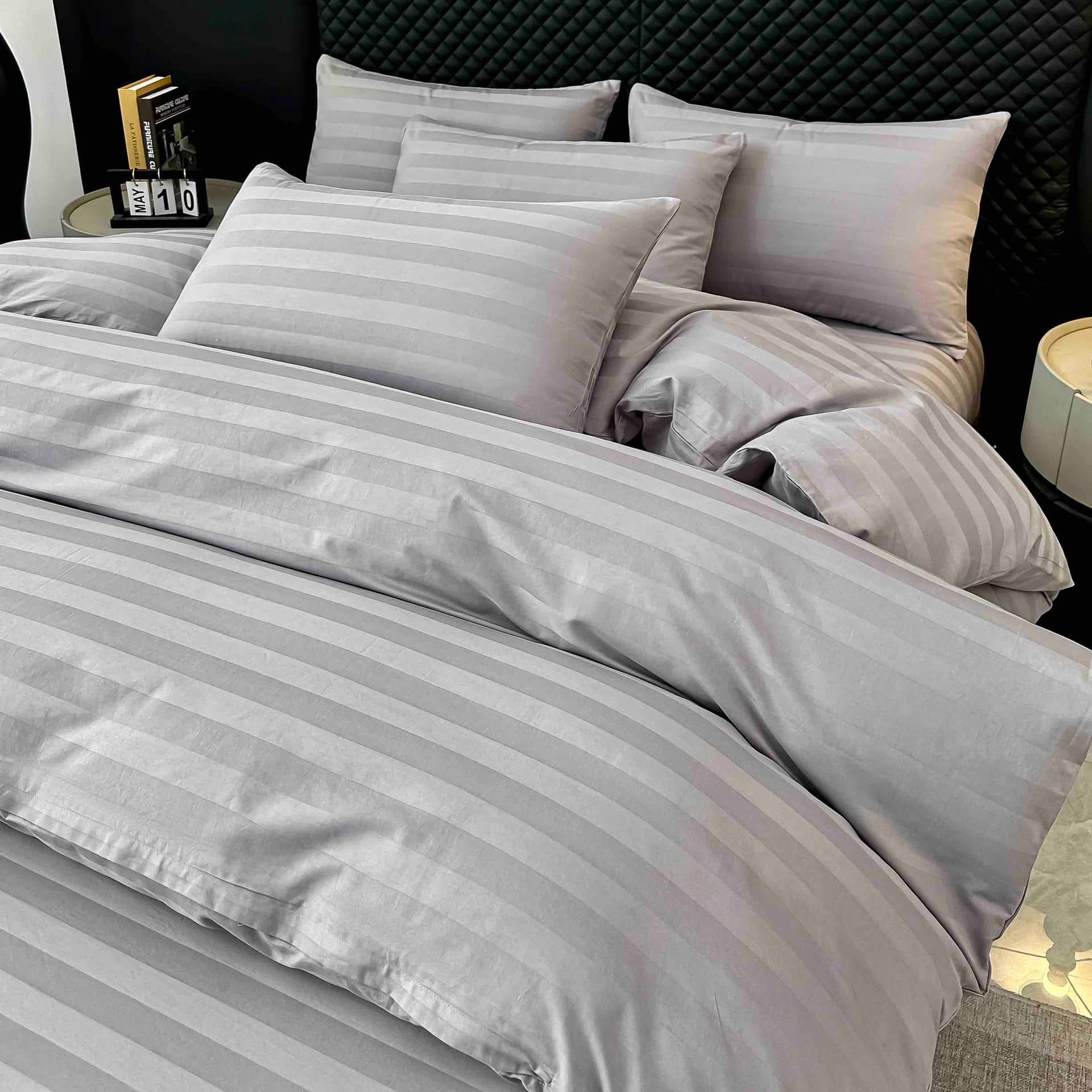 Lenjerie pat dublu, 100% bumbac, Damasc Deluxe, elastic, 6 piese, model gri deschis cu dungi | Jojo Home – imagine produs 3