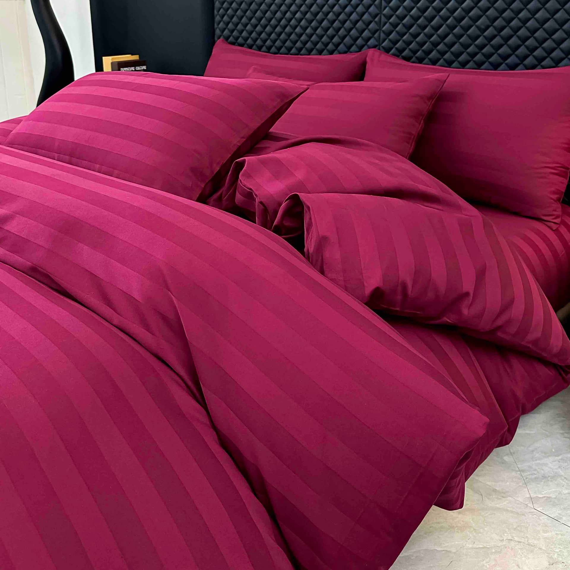 Lenjerie pat dublu, 100% bumbac, Damasc Deluxe, elastic, 6 piese, model bordo cu dungi | Jojo Home – imagine produs 3