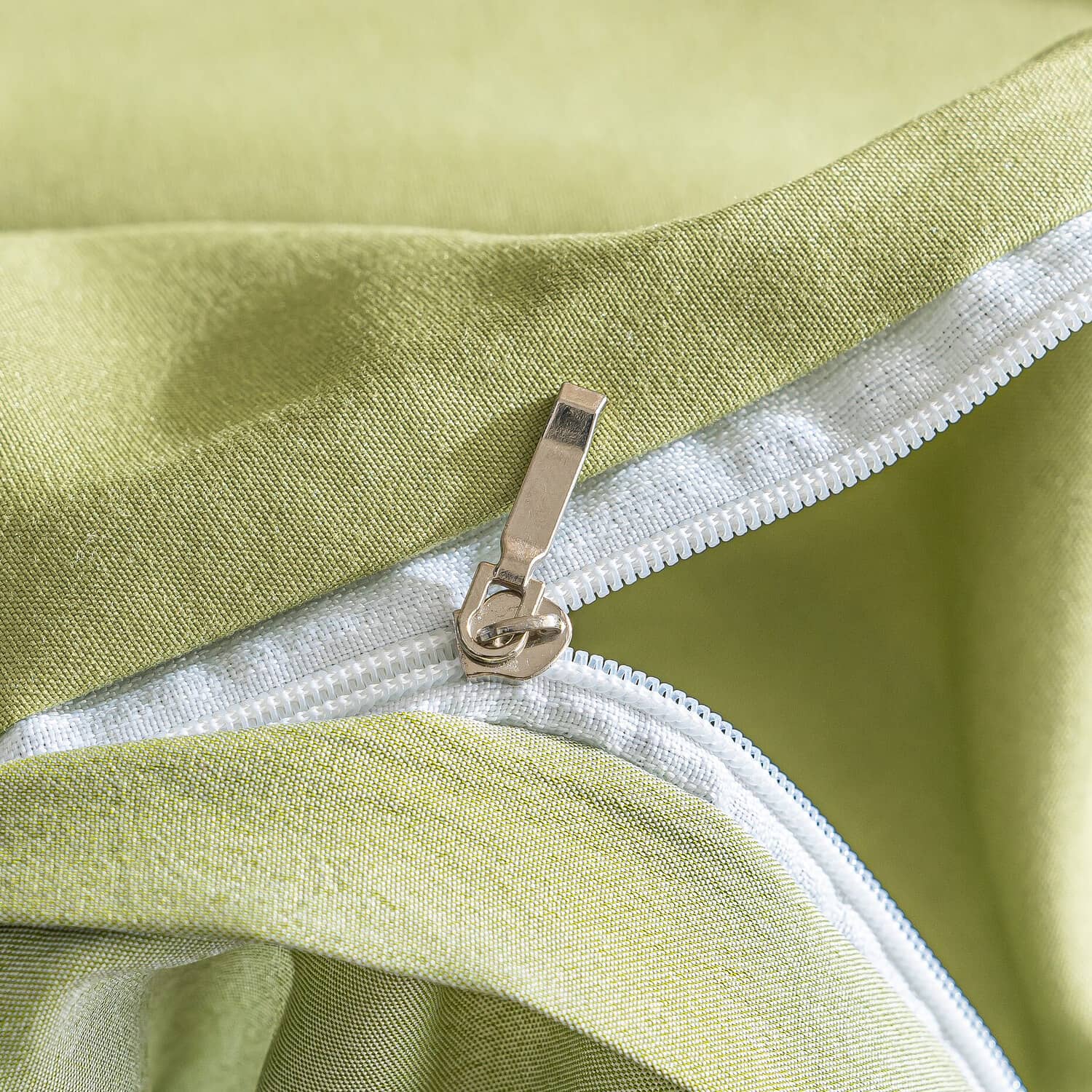 Lenjerie de pat dublu cu elastic, din 100% microfibră, 4 piese, Casa New Concept, model verde salvie cu frunze in relief – imagine produs 4