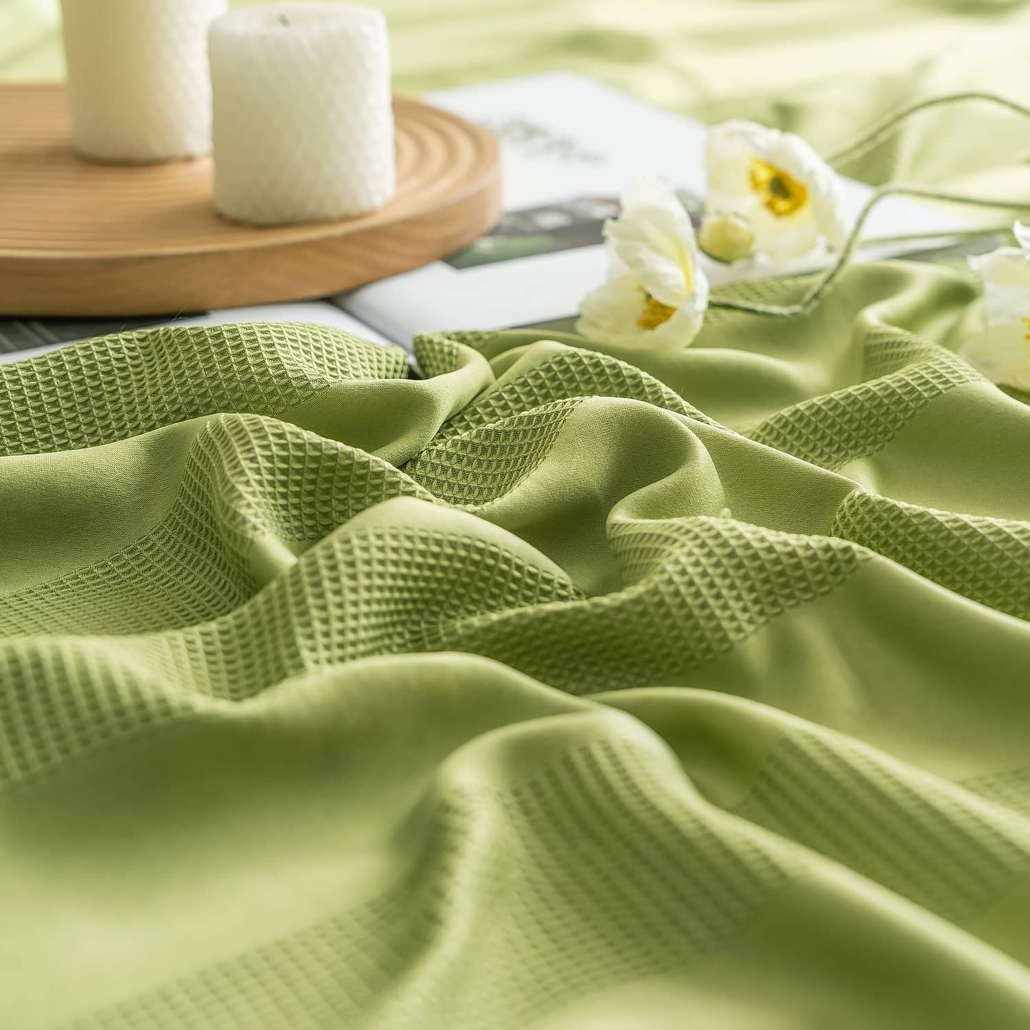 Lenjerie de pat dublu cu elastic, din 100% microfibră, 4 piese, Casa New Concept, model verde deschis cu dungi in relief – imagine produs 4