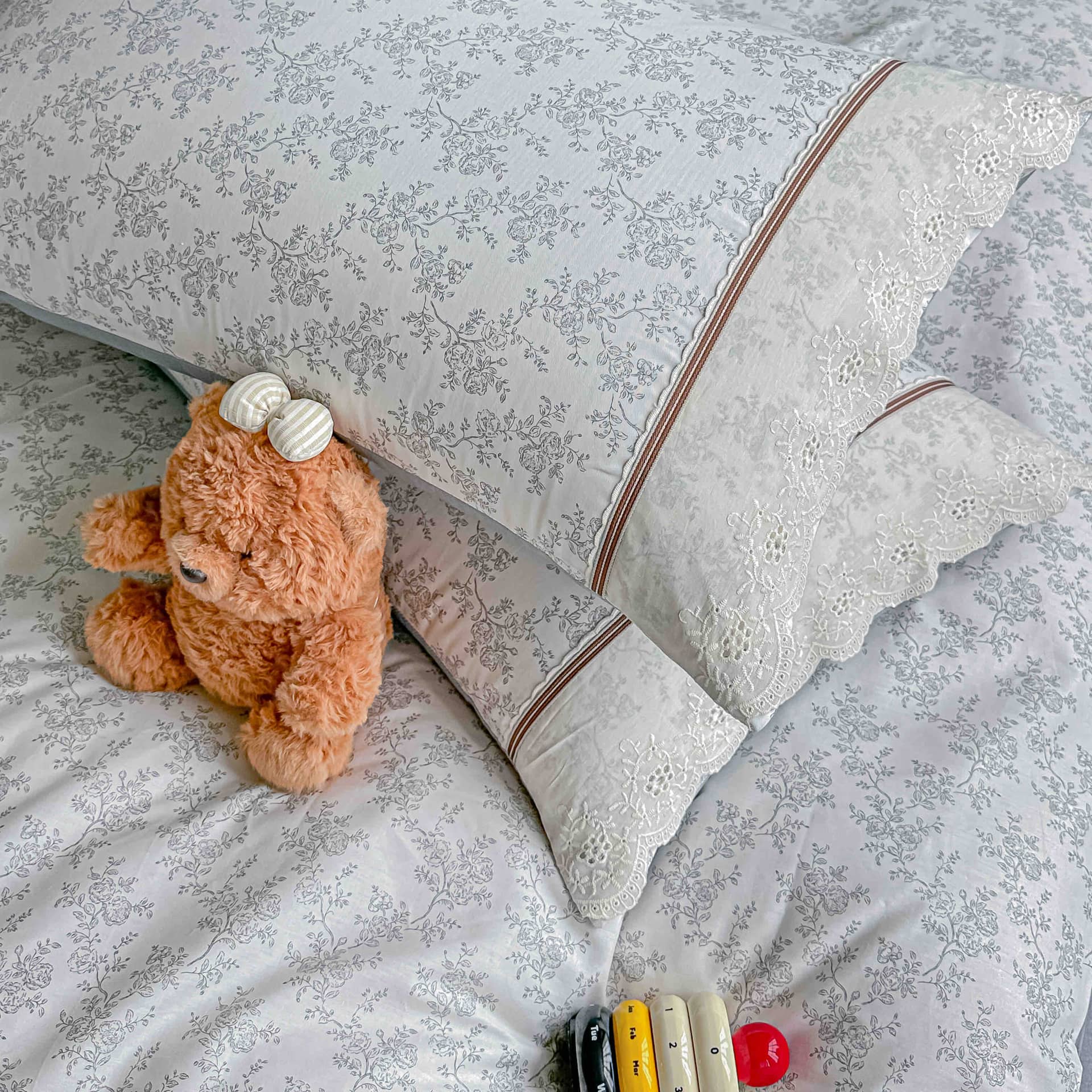 Lenjerie pat dublu, 100% bumbac, elastic, 4 piese, model gri deschis cu ramurele |Jojo Home – imagine produs 4