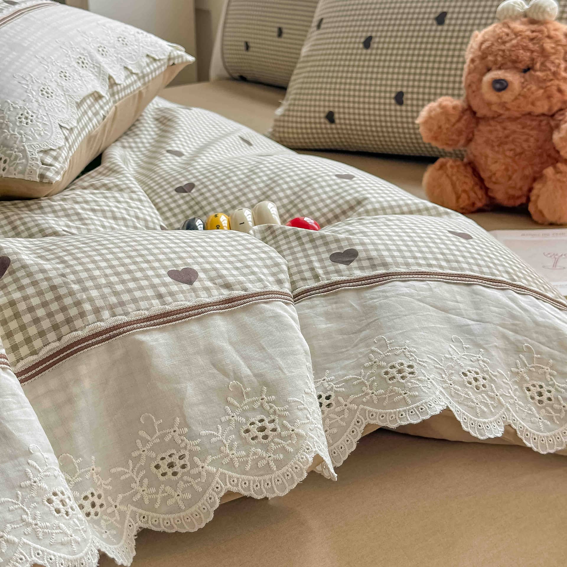 Lenjerie pat dublu, 100% bumbac, elastic, 4 piese, model bej cu carouri si inimi |Jojo Home – imagine produs 4