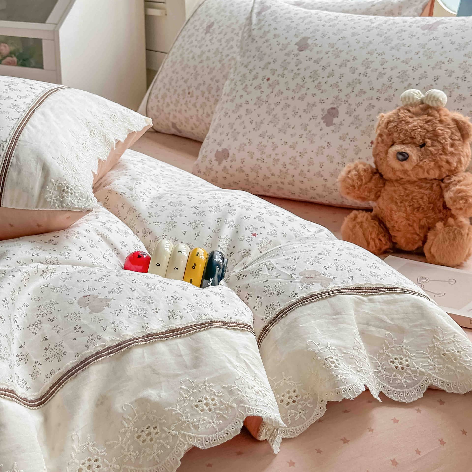 Lenjerie pat dublu, 100% bumbac, elastic, 4 piese, model alb cu flori roz pal |Jojo Home – imagine produs 4