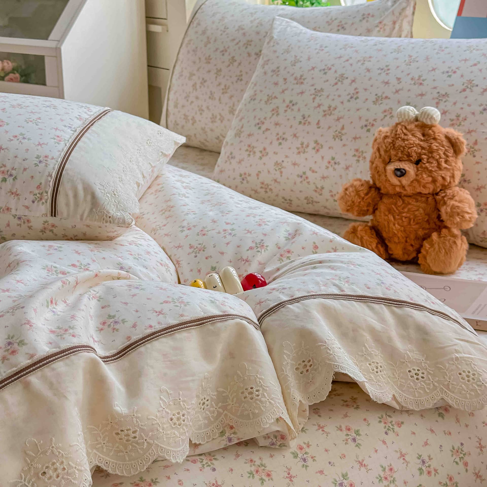 Lenjerie pat dublu, 100% bumbac, elastic, 4 piese, model alb cu flori multicolore |Jojo Home – imagine produs 4
