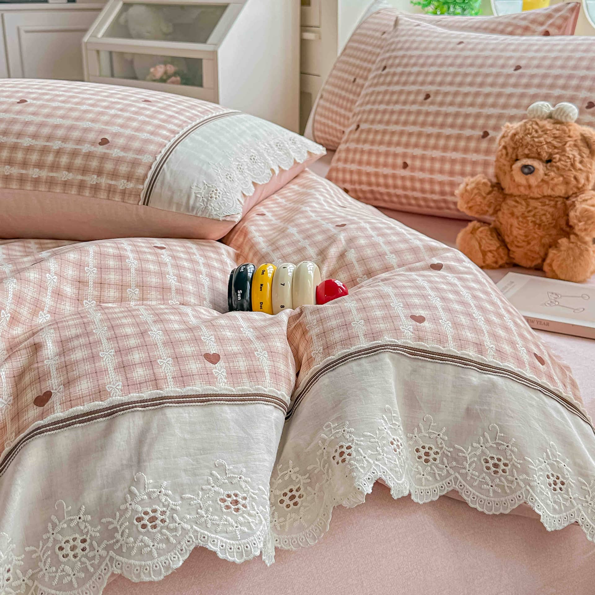 Lenjerie pat dublu, 100% bumbac, elastic, 4 piese, model roz cu carouri si inimi |Jojo Home – imagine produs 4